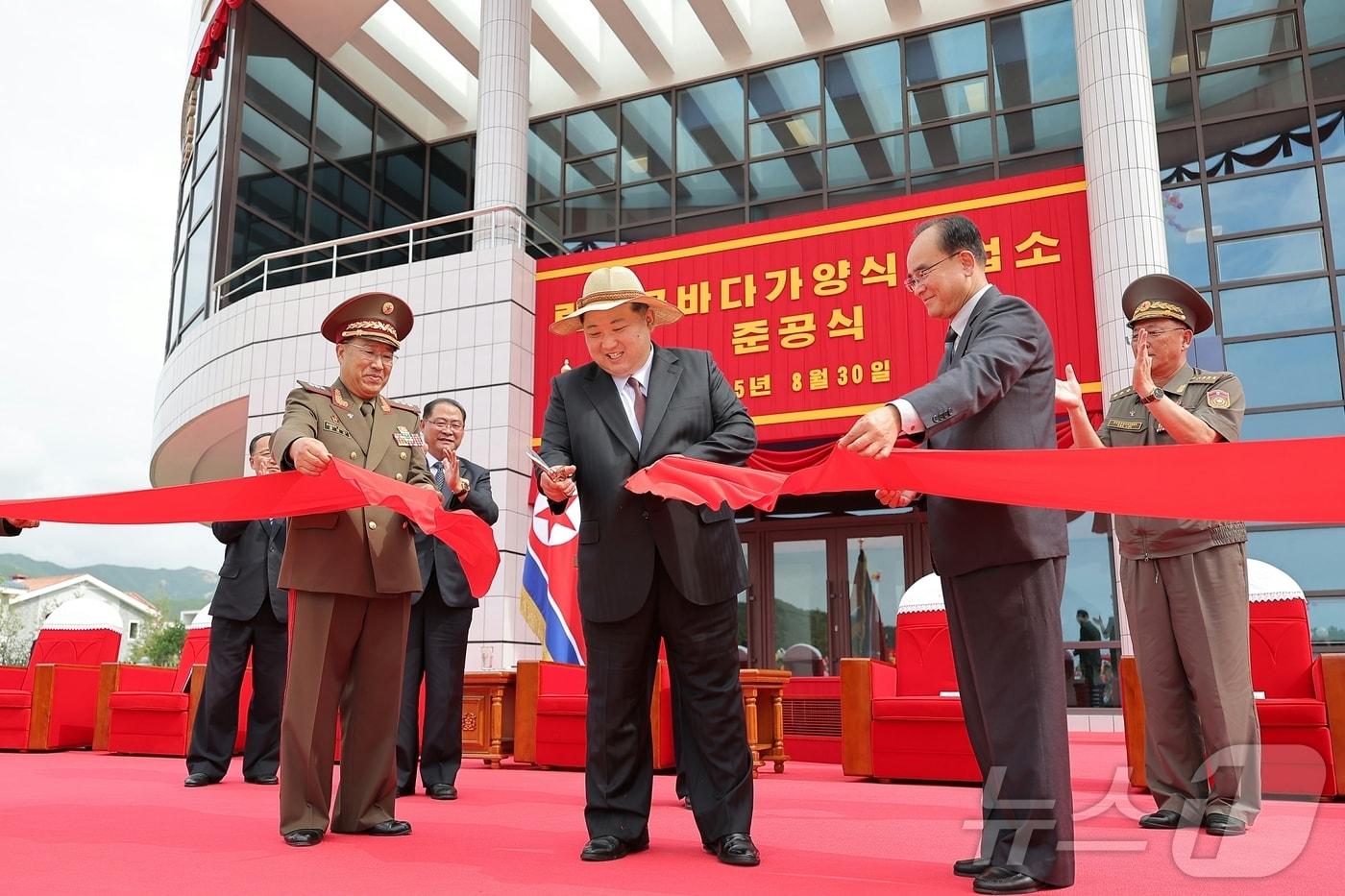 &#40;평양 노동신문=뉴스1&#41; = 북한 노동당 기관지 노동신문은 31일 김정은 당 총비서의 참석 아래 &#34;지방 진흥의 새 시대와 더불어 동해 기슭에 또 하나의 기념비적 창조물로 일떠선 낙원군 바닷가 양식사업소 준공식이 8월 30일 성대히 진행됐다&#34;라고 보도했다. [국내에서만 사용가능. 재배포 금지. DB 금지. For Use Only in the Republic of Korea. Redistribution Prohibited] rodongphoto@news1.kr