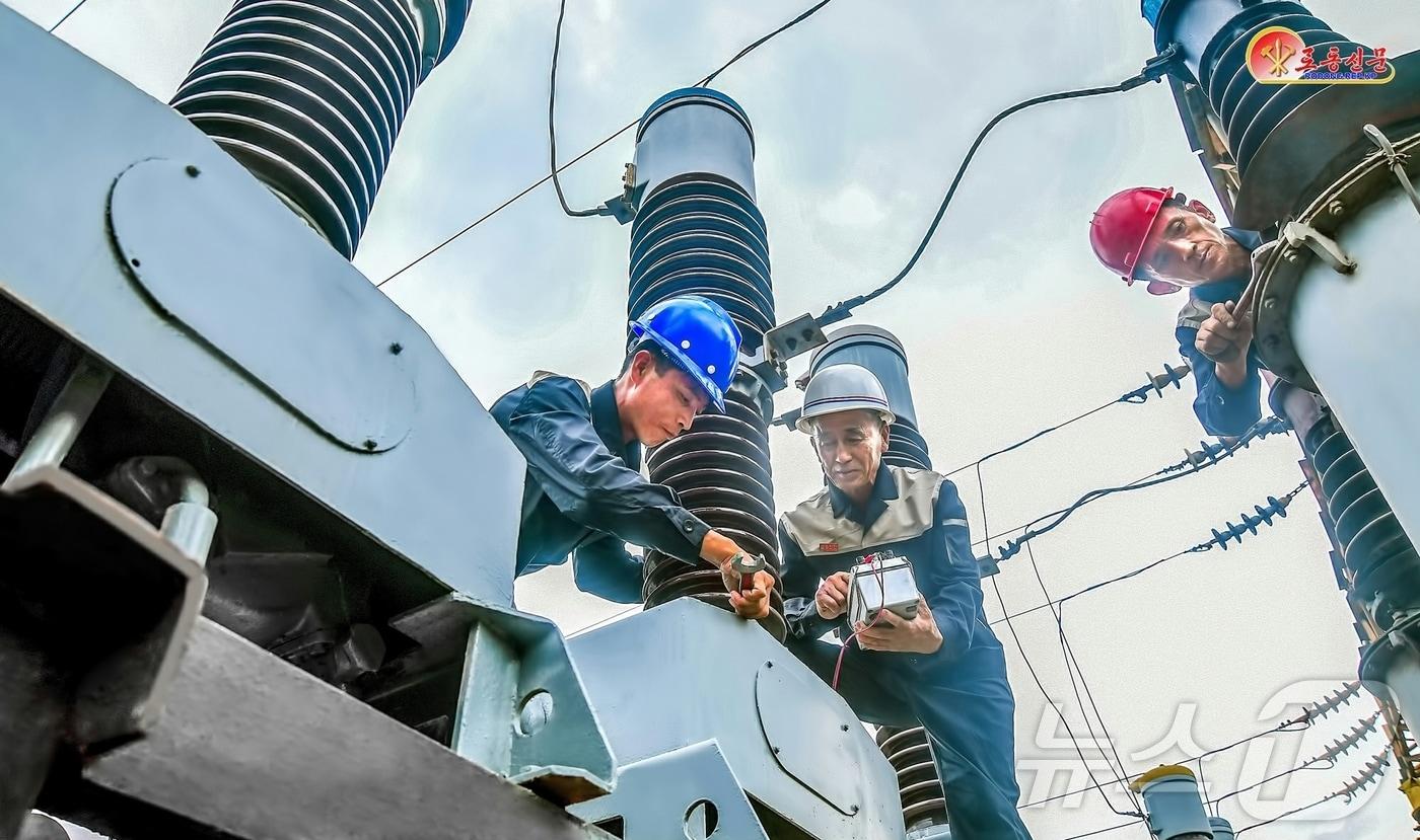 &#40;평양 노동신문=뉴스1&#41; = 북한 노동당 기관지 노동신문은 31일 &#34;현실은 모든 부문, 지역, 단위들에서 재해성 기상 현상에 대처하기 위한 사업을 계속 강력하게 전개해 나갈 것을 요구하고 있다&#34;며 &#34;순간도 긴장을 늦추지 말아야 한다&#34;라고 강조했다. 사진은 대동강구역송배전소. [국내에서만 사용가능. 재배포 금지. DB 금지. For Use Only in the Republic of Korea. Redistribution Prohibited] rodongphoto@news1.kr