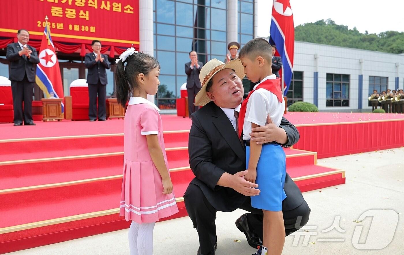 &#40;평양 노동신문=뉴스1&#41; = 북한 노동당 기관지 노동신문은 31일 김정은 당 총비서의 참석 아래 &#34;지방 진흥의 새 시대와 더불어 동해 기슭에 또 하나의 기념비적 창조물로 일떠선 낙원군 바닷가 양식사업소 준공식이 8월 30일 성대히 진행됐다&#34;라고 보도했다. [국내에서만 사용가능. 재배포 금지. DB 금지. For Use Only in the Republic of Korea. Redistribution Prohibited] rodongphoto@news1.kr