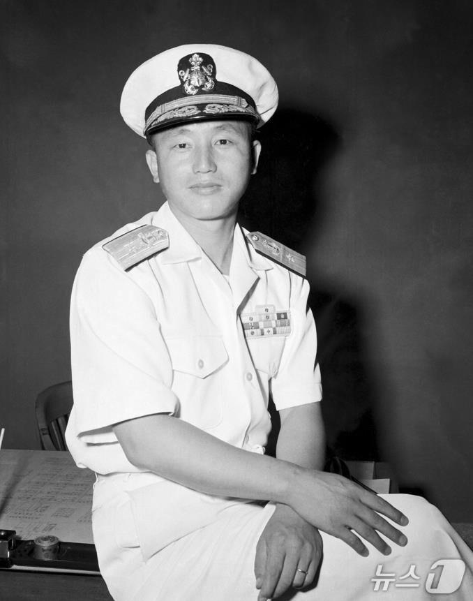 본문 이미지 -  해군 최초의 전투함 인수와 인천상륙작전 지원 등으로 대한민국 해군 전력 증강과 6·25전쟁 전세 역전에 크게 기여한 이성호 대한민국 해군 중장. &#40;국가보훈부 제공&#41;