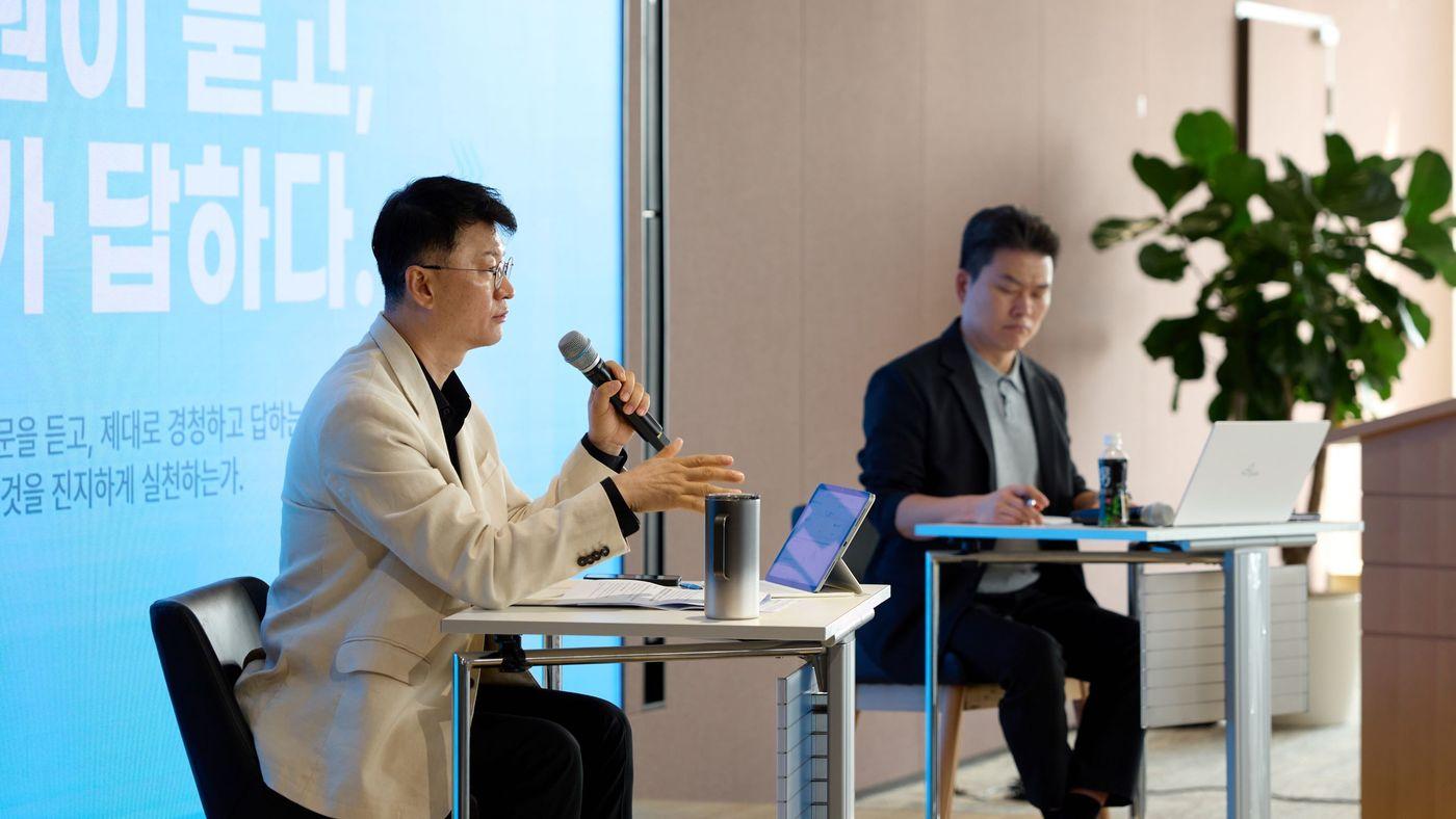 이호정 SK네트웍스 대표이사(왼쪽)가 28일 열린 '구성원이 묻고 리더가 답하다' 소통 행사에서 진솔한 대화를 나누는 모습. (SK네트웍스 제공)