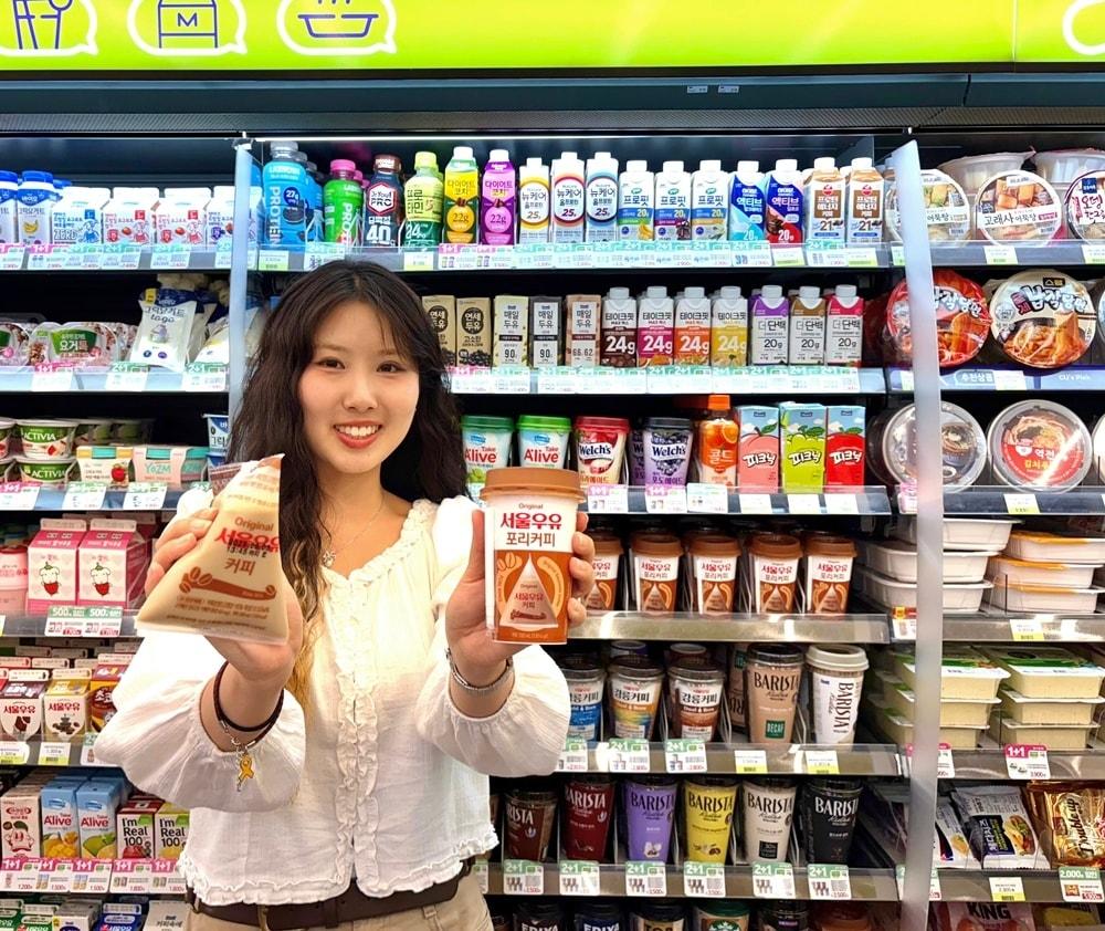 본문 이미지 - 모델이 CU 서울우유 포리커피컵을 소개하는 모습.(BGF리테일 제공)