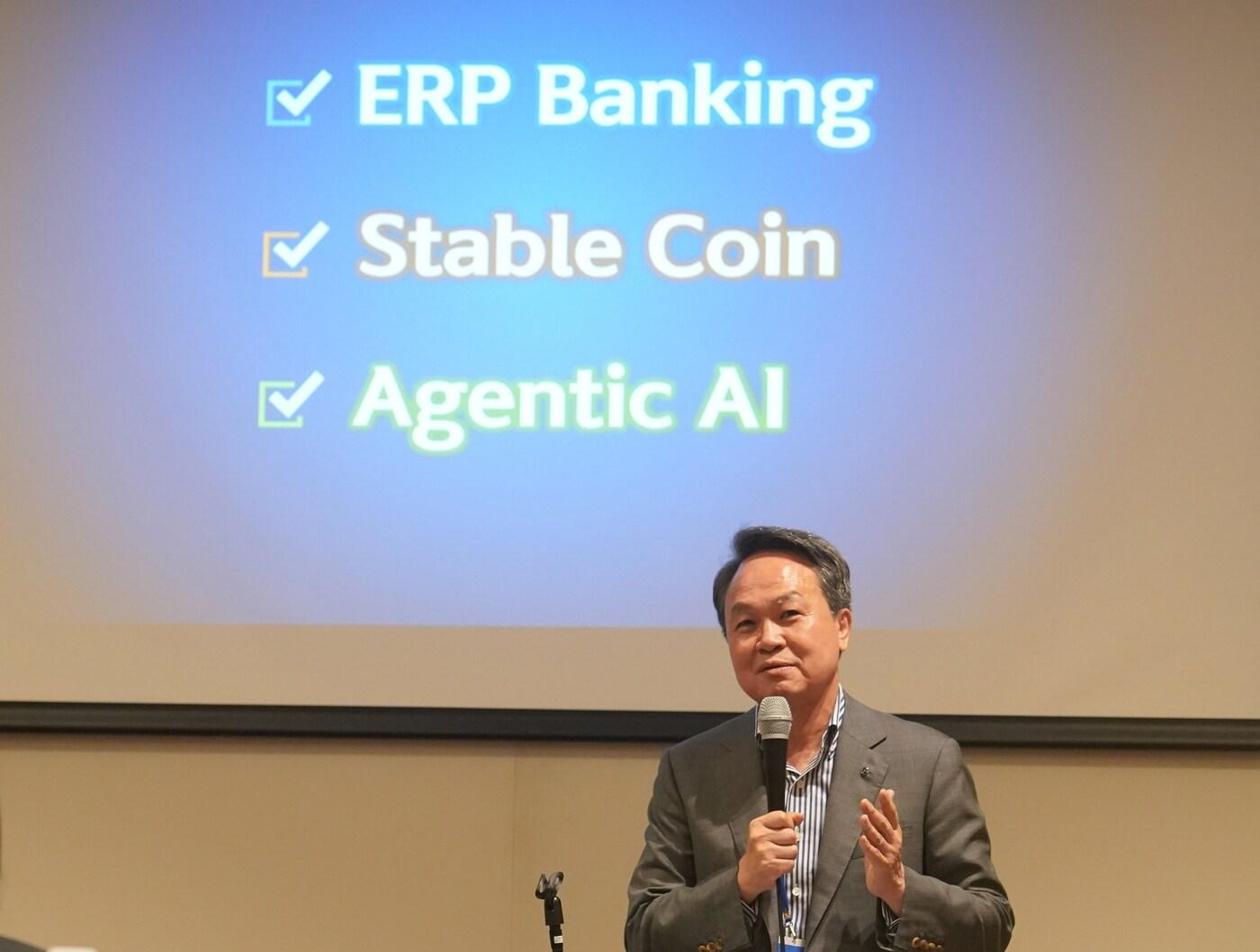 본문 이미지 - 신한금융그룹은 지난 28일부터 이틀간 제주도에서 금융 담당 애널리스트 30여 명을 초청해 '신한금융그룹 애널리스트 데이'를 개최했다고 31일 밝혔다. 세미나에서 진옥동 신한금융그룹 회장이 발표를 하고 있다.(신한금융 제공)