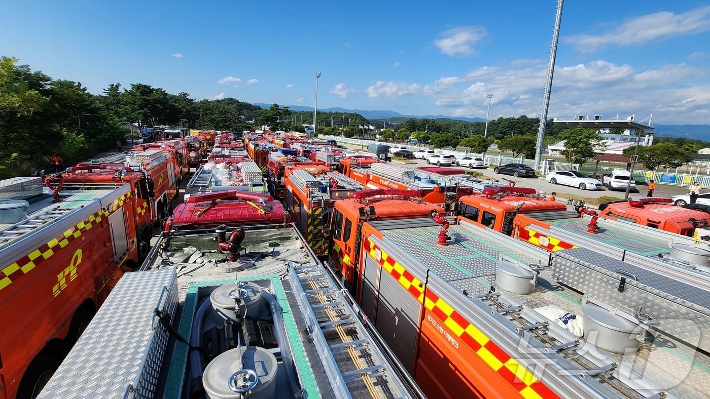 최악의 가뭄을 겪고 있는 강원 강릉 지역의 급수를 지원하기 위해 전국에서 온 소방 물탱크차가 31일 오전 강원 강릉 연곡면 강북공설운동장에 집결하고 있다. 소방청은 전날 강릉에 급수를 지원하기 위해 국가소방동원령을 발령했다. &#40;강원도소방본부 제공, 재판매 및 DB금지&#41; 2025.8.31/뉴스1 ⓒ News1 