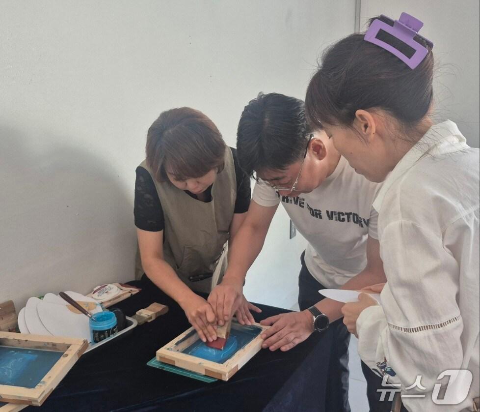 본문 이미지 - 도시농사꾼은 30일 시각장애인 50명을 초청해 스마트팜 체험을 하고 있다.&#40;도시농사꾼 제공. 재판매 및 DB금지&#41;