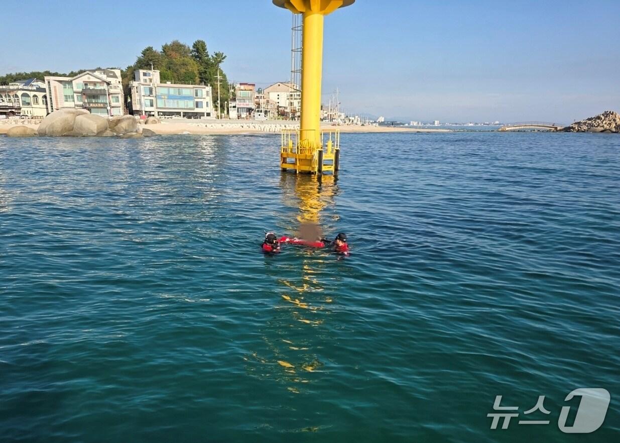 본문 이미지 - 물놀이 중 표류한 30대 여성 구조 중인 강릉해경.(강릉해경 제공, 재판매 및 DB금지)