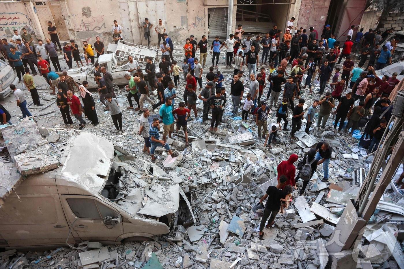 팔레스타인 주민들이 2025년 8월 30일 가자지구 가자시티 알리말 지역의 이스라엘 공습 현장에서 생존자를 찾기 위해 모였다. 국제적십자위원회는 이스라엘이 가자시를 대피시키려는 시도가 주민들을 위험에 빠뜨릴 것이라고 경고했으며, 이스라엘 군은 계획된 공세를 앞두고 해당 지역에 대한 포위를 강화했다. 2025.8.30 ⓒ AFP=뉴스1 ⓒ News1 강민경 기자