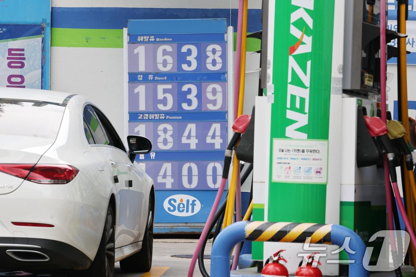 31일 서울의 한 주유소 가격 현황판에 휘발유와 경유 가격이 표시돼 있다. 2025.8.31/뉴스1 ⓒ News1 이광호 기자