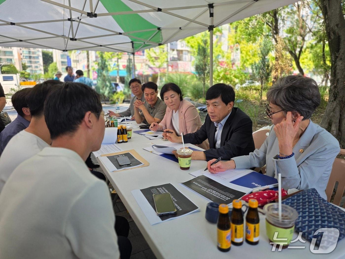 본문 이미지 - 이성윤 더불어민주당 의원(오른쪽 둦번쩨)이 전주 서신길공원에서 ‘이심전심 소통의 날’을 열고 지역구 주민들과 이야기를 나누고 있다.(의원실제공. 재판매 및 DB금지)2025.8.31/뉴스1