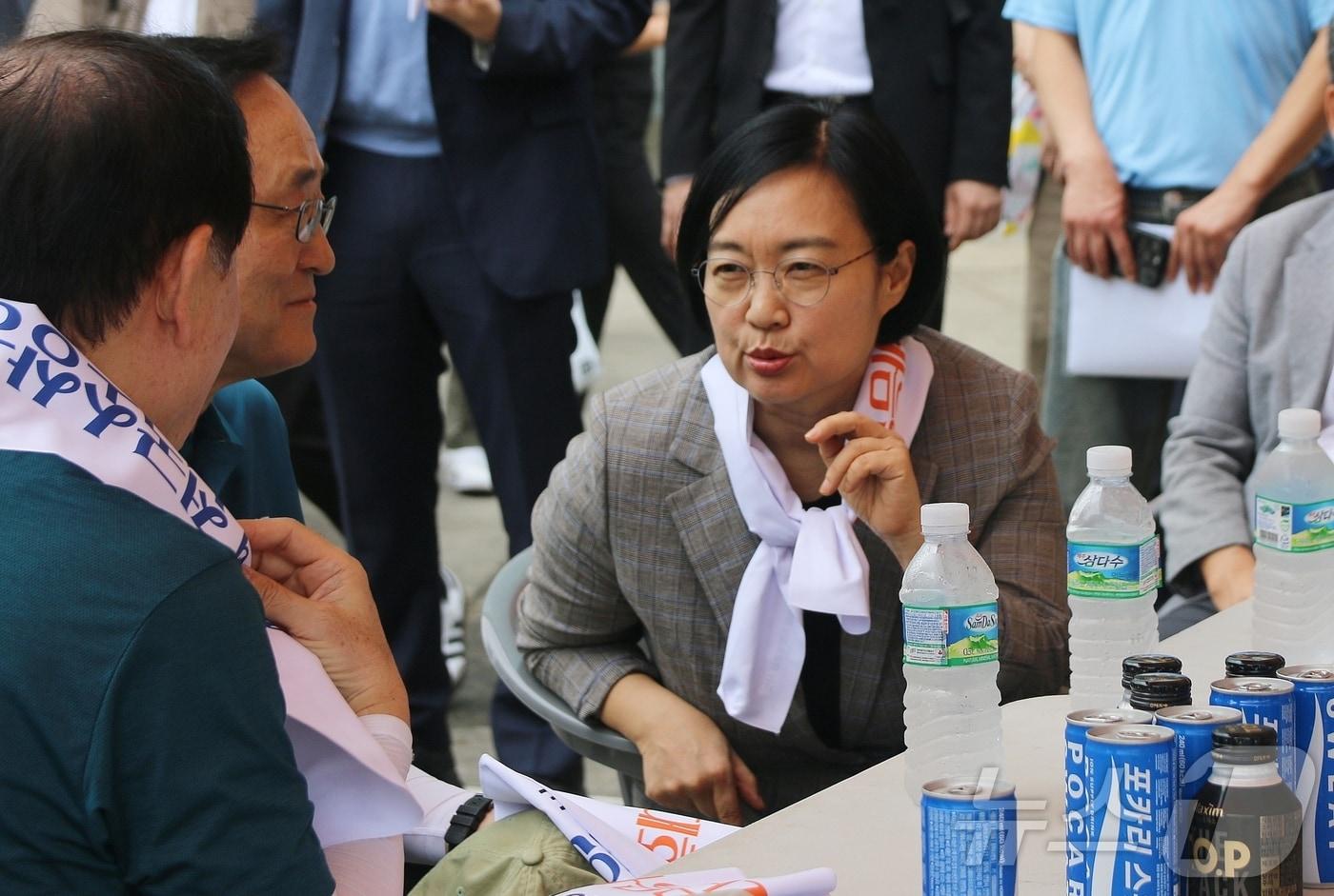 한성숙 중소벤처기업부 장관이 31일 제주국제컨벤션센터에서 열린 제1회 전국 소상공인 한마음 걷기대회에서 관계자들과 대화를 나누고 있다.2025.8.31/뉴스1 ⓒ News1 홍수영 기자