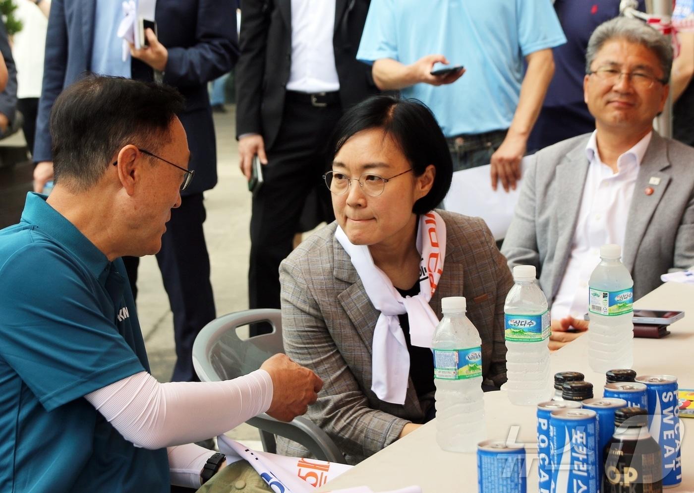 한성숙 중소벤처기업부 장관이 지난달 31일 제주국제컨벤션센터에서 열린 제1회 전국 소상공인 한마음 걷기대회에서 관계자들과 대화를 나누고 있다.2025.8.31/뉴스1 ⓒ News1 홍수영 기자