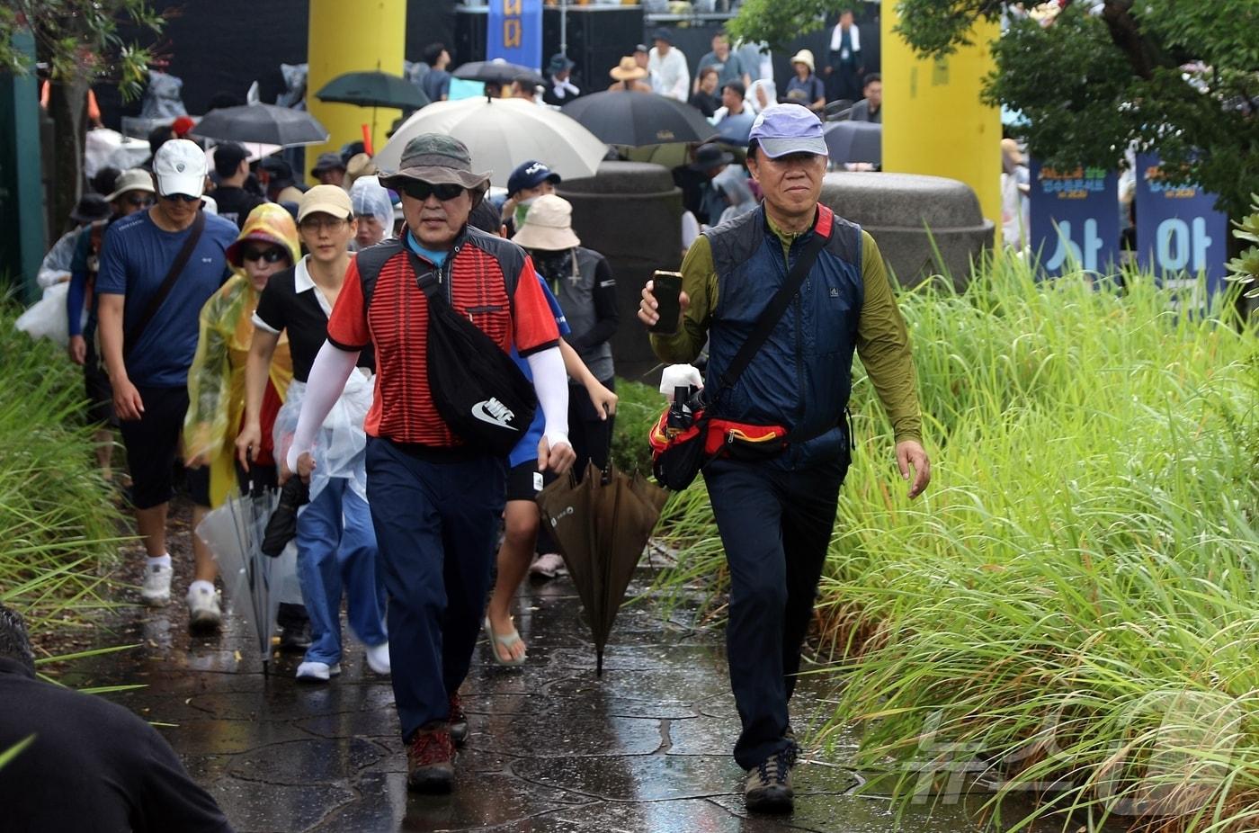 31일 제주국제컨벤션센터에서 제1회 전국 소상공인 한마음 걷기대회가 열린 가운데 참가자들이 올레길을 걷고 있다.2025.8.31/뉴스1 ⓒ News1 홍수영 기자