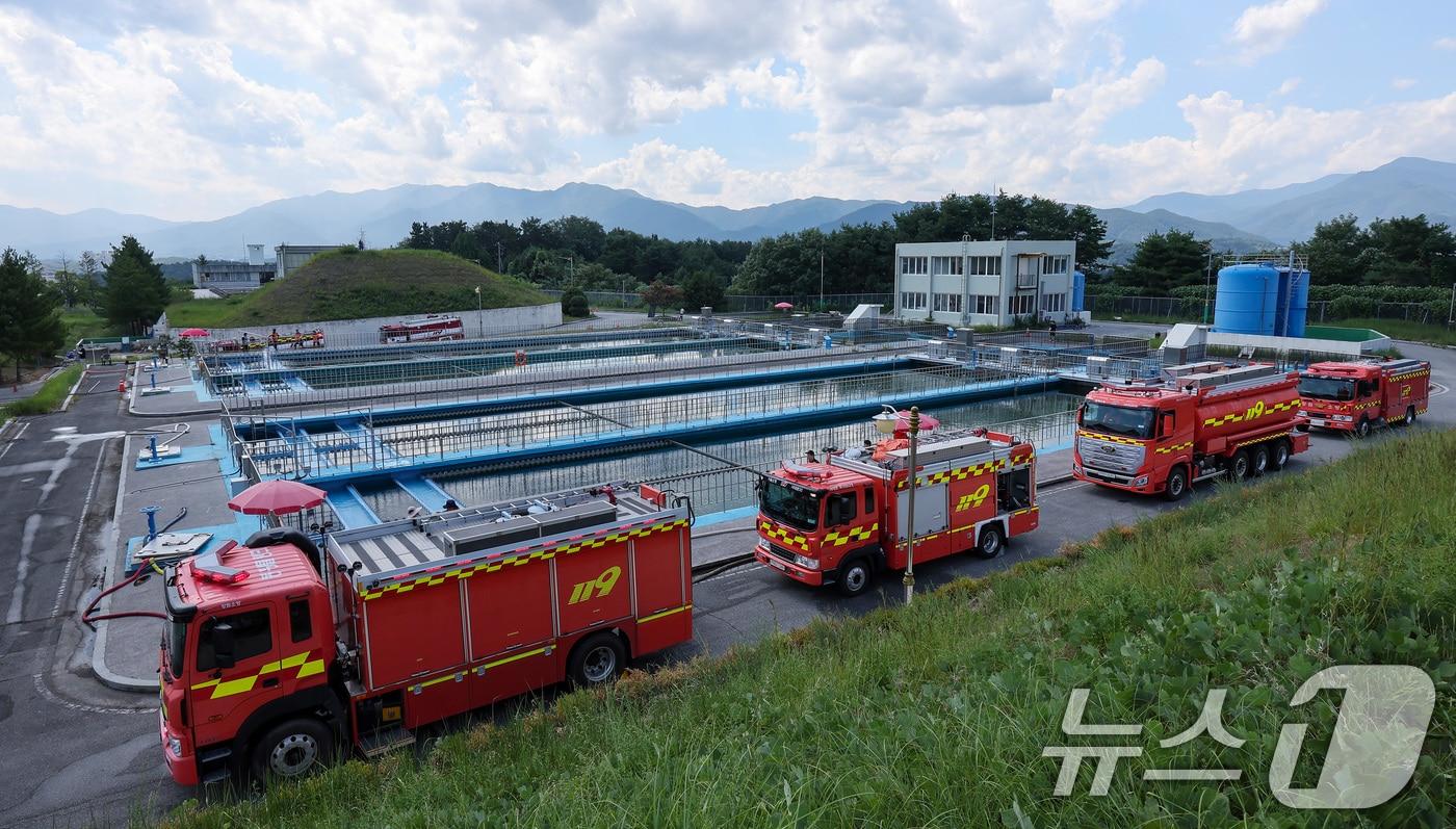 지난달31일 강원 강릉시 홍제정수장에서 전국에서 달려온 소방차들이 급수하고 있다. 2025.8.31/뉴스1 ⓒ News1 김성진 기자