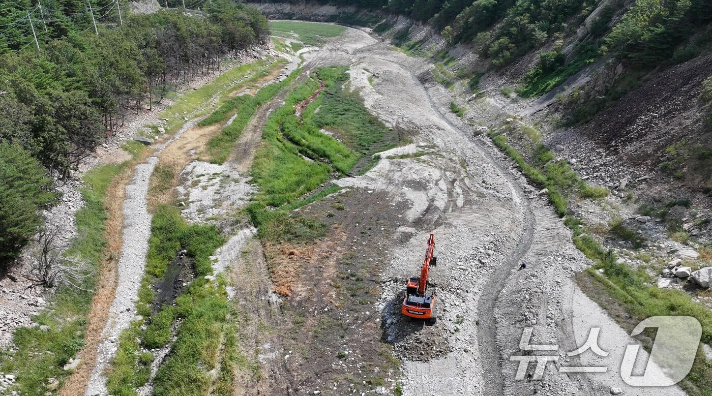 지난달 31일 강원 강릉시 주요 상수원인 오봉저수지 상류에서 한 관계자가 포크레인으로 물길을 내고 있다. 2025.8.31/뉴스1 ⓒ News1 김성진 기자