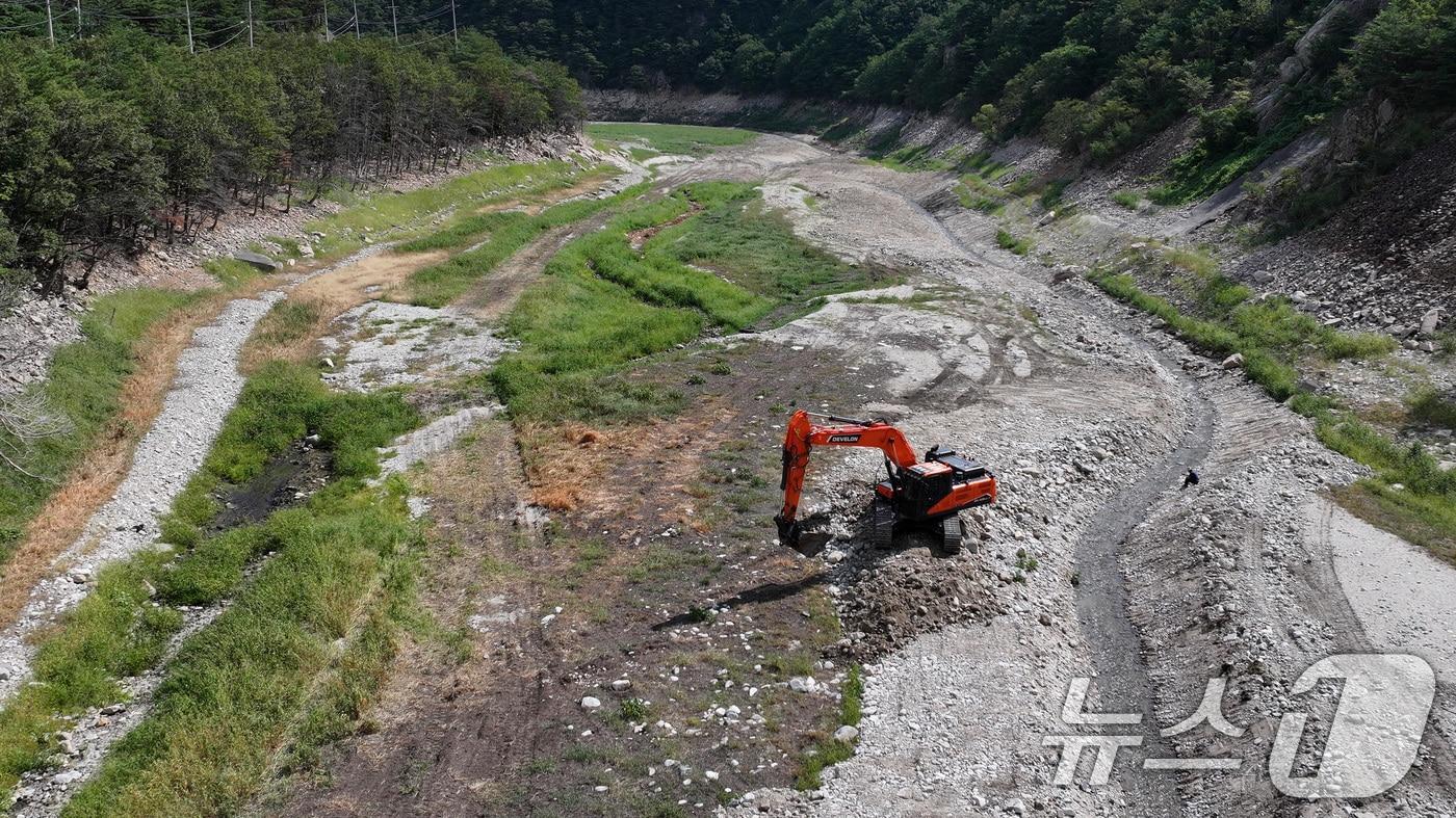 강원 강릉지역이 사회재난이 아닌 자연재난으로는 사상 첫 재난 사태 지역으로 선포됐다. 행정안전부는 30일 오후 7시부로 극심한 가뭄을 겪고 있는 강원 강릉시 일원에 재난사태를 선포했다. 31일 한국농어촌공사 농촌용수종합정보시스템에 따르면 이날 오전 7시 40분께 오봉저수지 저수율은 14.9%로, 전날 15.3%에서 0.4%포인트 떨어졌다. 식수 공급의 마지노선으로 여겨진 저수율 15% 선이 무너지면서 강릉시는 수도 계량기 75%를 잠그는 제한 급수를 본격적으로 시행한다. 31일 강원 강릉시 주요 상수원인 오봉저수지 상류에서 한 관계자가 포크레인으로 물길을 내고 있다. 2025.8.31/뉴스1 ⓒ News1 김성진 기자