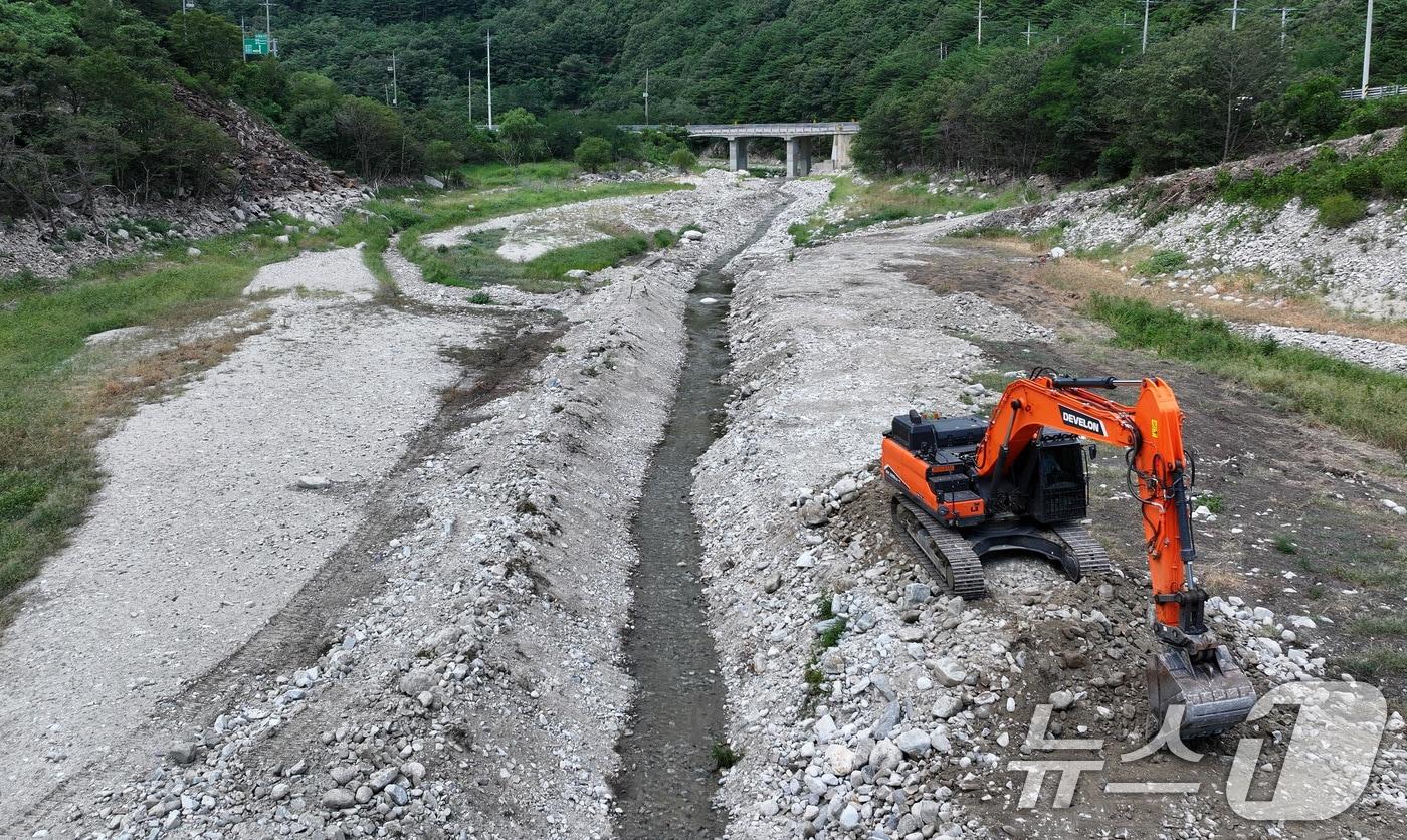 8월  31일 강원 강릉시 주요 상수원인 오봉저수지 상류에서 한 관계자가 포클레인으로 물길을 내고 있다. &#40;뉴스1 DB&#41; ⓒ News1 김성진 기자