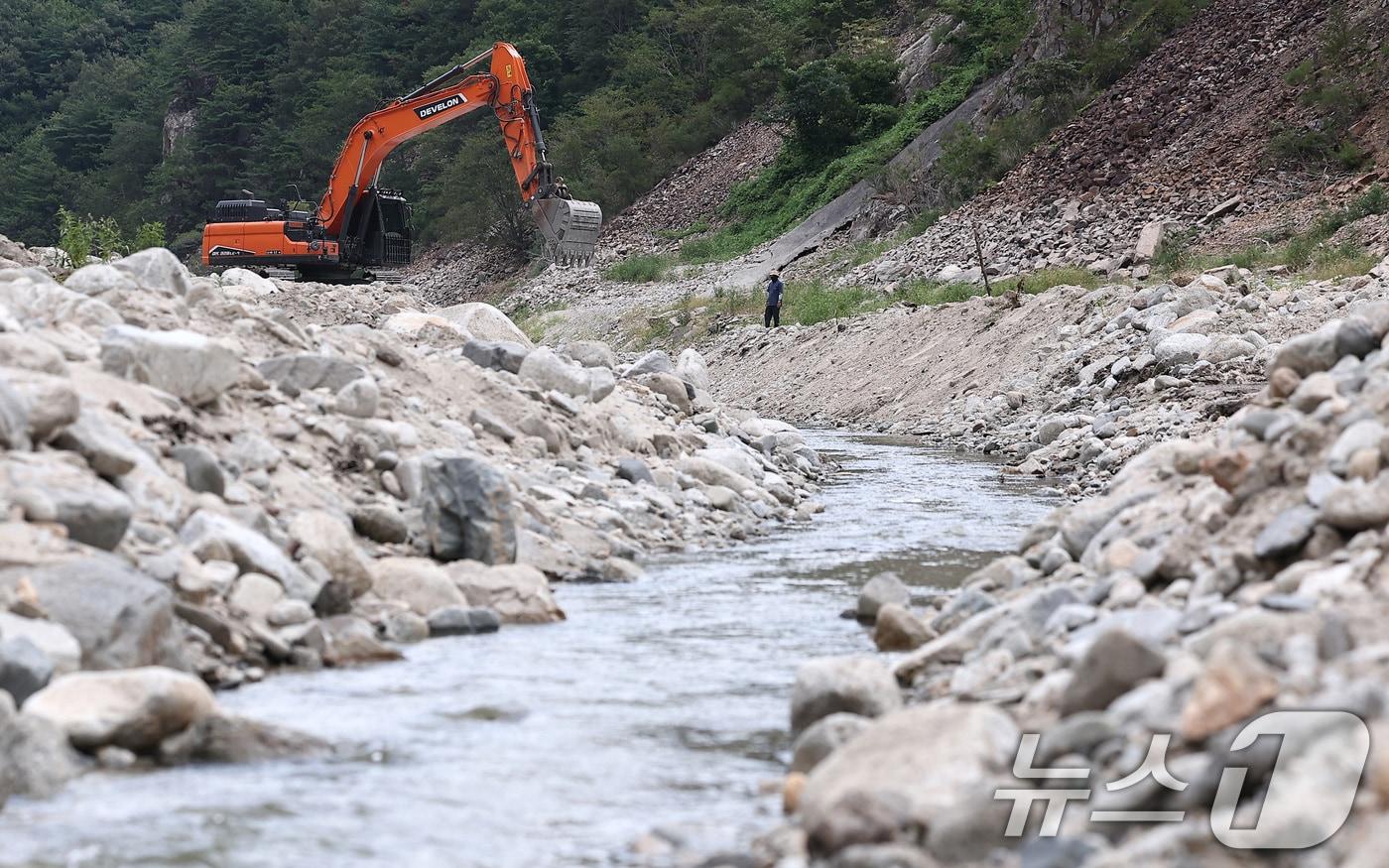 행정안전부는 30일 오후 7시부로 극심한 가뭄을 겪고 있는 강원 강릉시 일원에 재난사태를 선포했다.  31일 강원 강릉시 주요 상수원인 오봉저수지 상류에서 한 관계자가 포크레인으로 물길을 내고 있다. 2025.8.31/뉴스1 ⓒ News1 김성진 기자