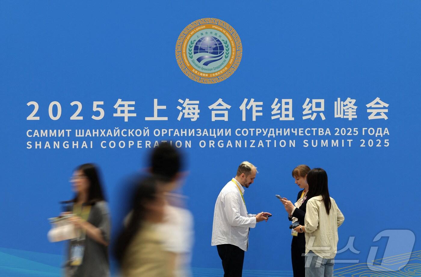 상하이협력기구(SCO) 정상회의가 31일 중국 톈진에서 개막한다. 사람들이 SCO 정상회의 미디어센터를 지나가고 있다. 2025.8.30 ⓒ 로이터=뉴스1 ⓒ News1 정은지 특파원