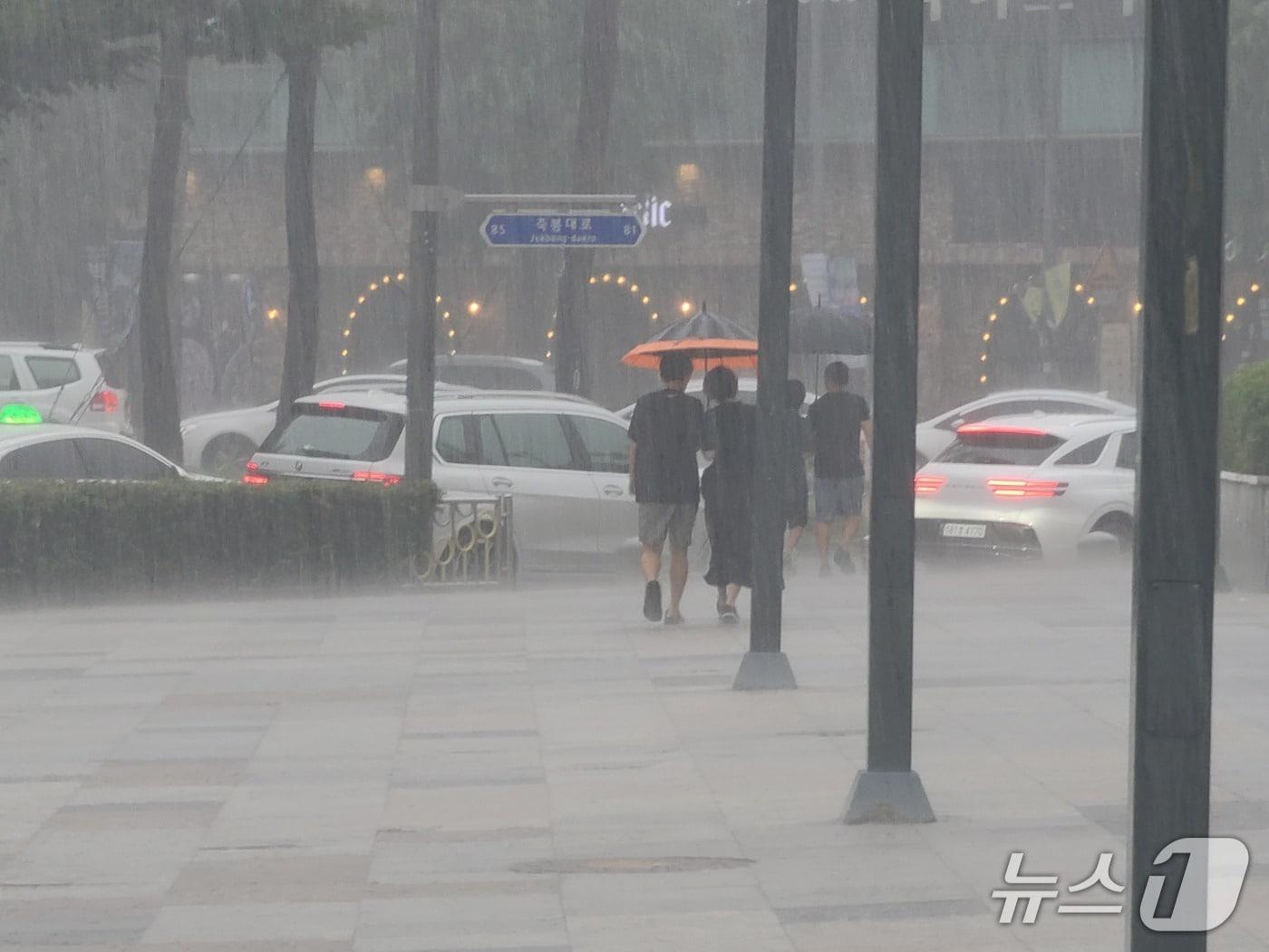 본문 이미지 - 광주에 시간당 30㎜의 소나기가 쏟아진 31일 시민들이 우산을 쓰고 빗길을 걸어가고 있다. 2025.8.31