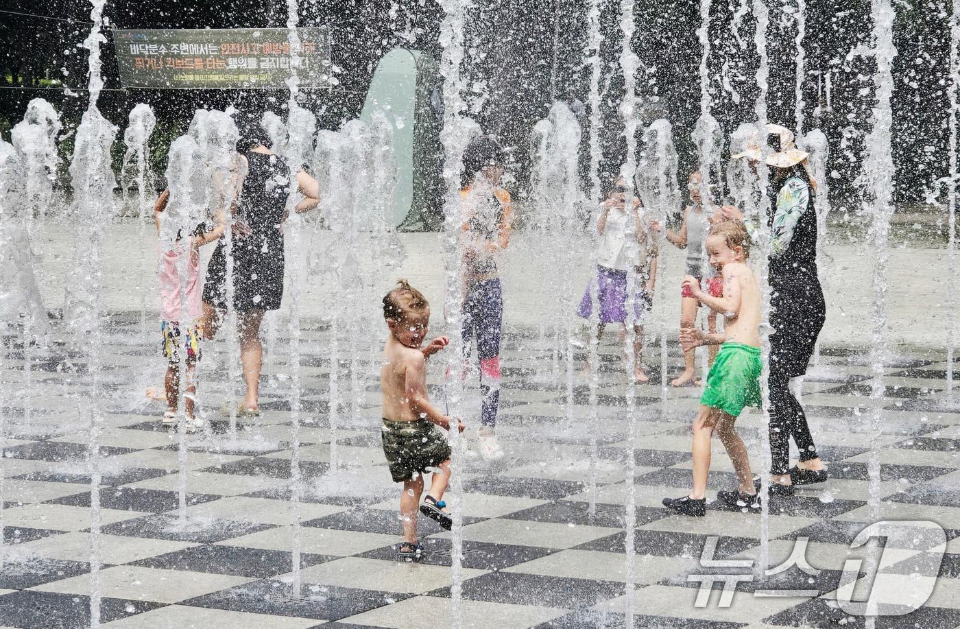 31일 서울 성동구 서울숲에서 시민들이 바닥 분수에서 나오는 물줄기를 맞으며 더위를 식히고 있다.2025.8.31/뉴스1 ⓒ News1 황덕현 기후환경전문기자