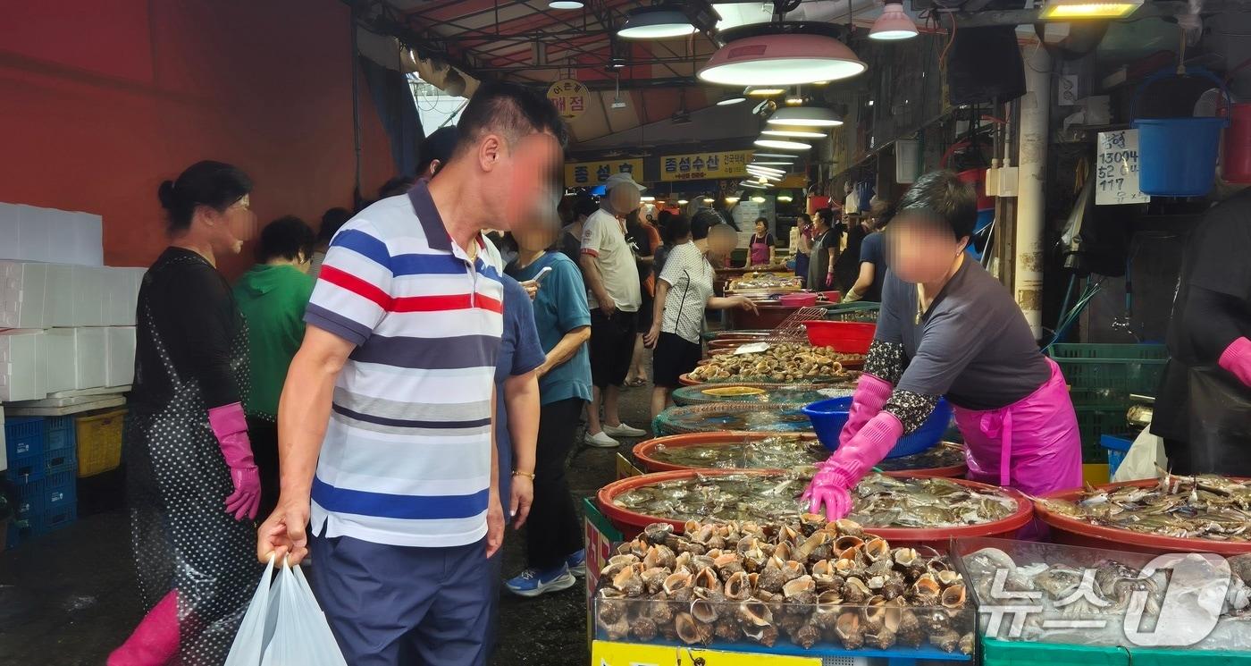 31일 인천 남동구 소래포구 어시장을 찾은 방문객과 상인이 흥정하고 있다.