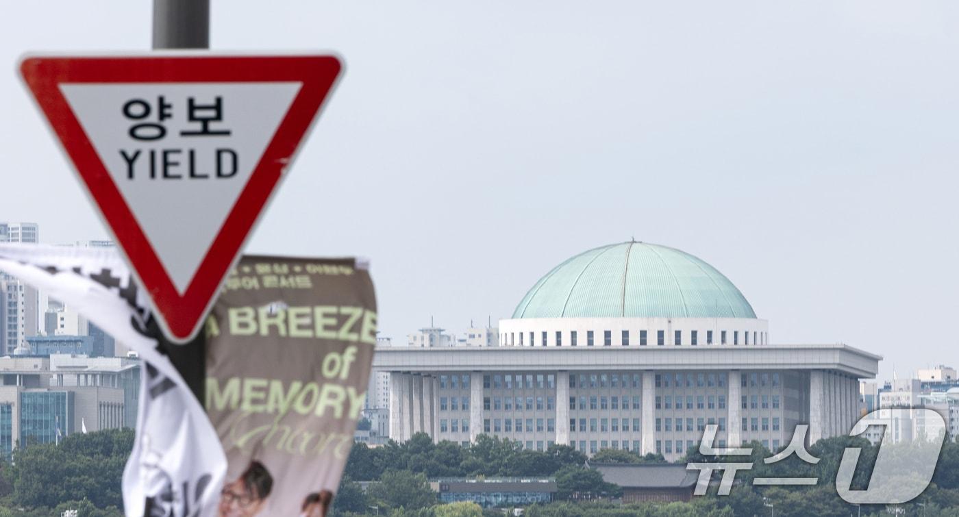 제429회 국회&#40;정기회&#41; 개회식을 하루 앞둔 31일 서울 여의도 국회의 모습이 보이고 있다. 정기국회는 오는 9월1일 개회식을 시작으로 9·10일 교섭단체대표연설, 15~18일 대정부질문 순으로 진행된다. 2025.8.31/뉴스1 ⓒ News1 이승배 기자