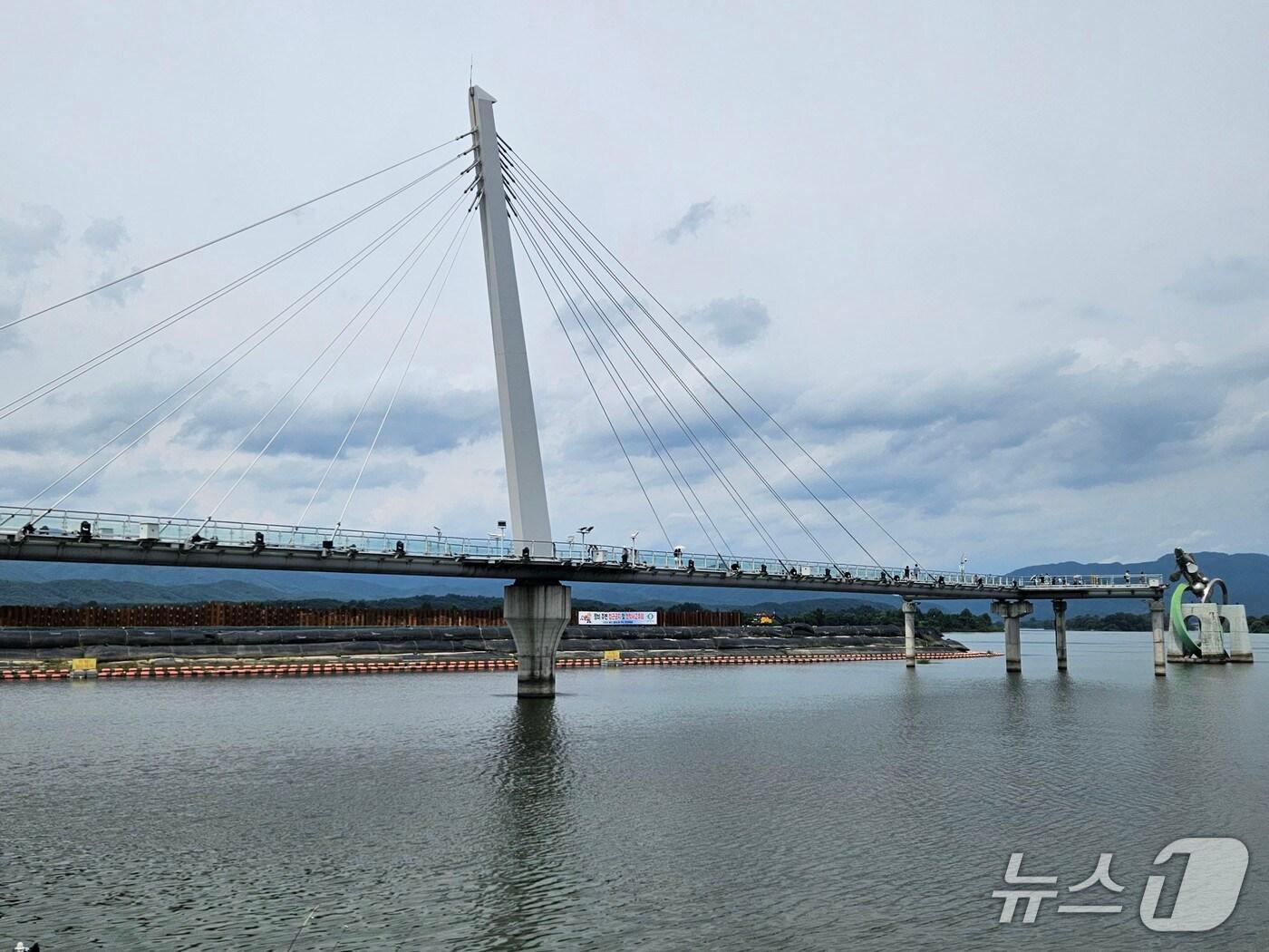 본문 이미지 - 31일 강원 춘천 근화동 소양강스카이워크를 찾은 관광객들이 춘천의 경치를 감상하고 있다.2025.8.31 한귀섭 기자