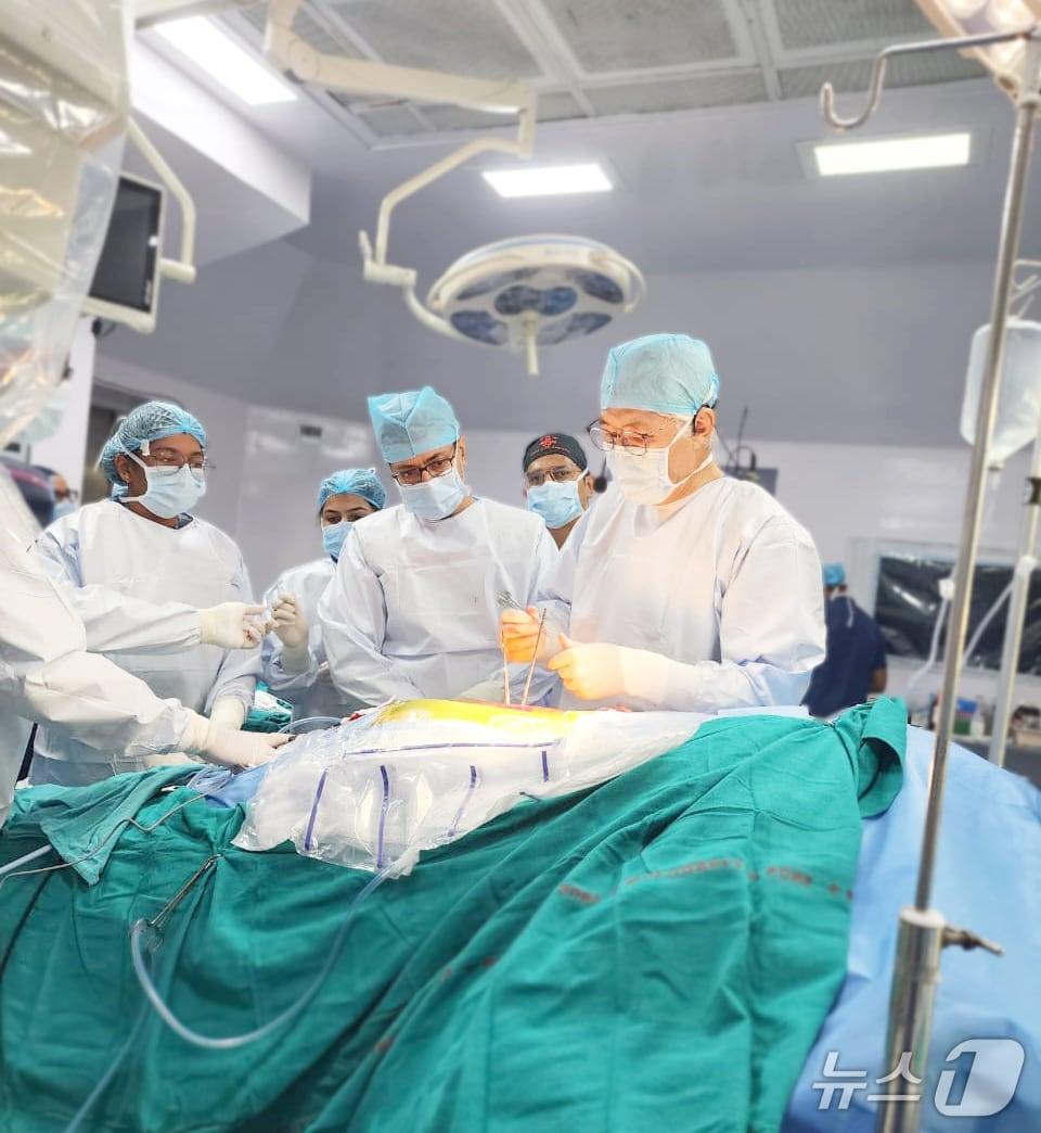 본문 이미지 - 라이브 서저리를 집도하는 박철웅 대전우리병원 박사(오른쪽) (대전우리병원 제공) /뉴스1