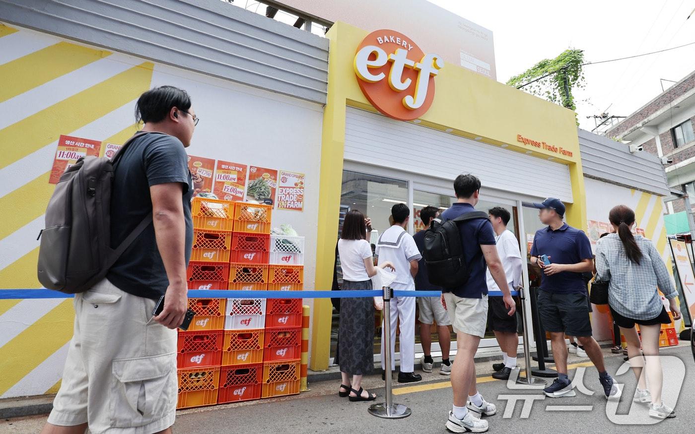 지난 31일 서울 성동구 글로우 성수에 연 경제유튜버 슈카의 ETF 베이커리 팝업 스토어에서 시민들이 2차 빵판매 시간을 기다리고 있다. &#39;ETF 베이커리&#39;는 소금빵, 베이글, 바게트, 식빵, 명란바게트, 단팥빵 등을 시중보다 훨씬 저렴하게 판매한다. 베이글, 소금빵, 바게트는 990원, 식빵 1990원, 명란바게트 2450원, 단팥빵 2930원으로 책정됐다. 우선 베이글, 소금빵, 바게트는 원자재 부담이 큰 다른 빵과 달리 버터·치즈 등 유제품과 계란이 거의 들어가지 않아 판매가를 대폭 낮출 수 있던 것으로 알려졌다. 2025.8.31/뉴스1 ⓒ News1 박지혜 기자