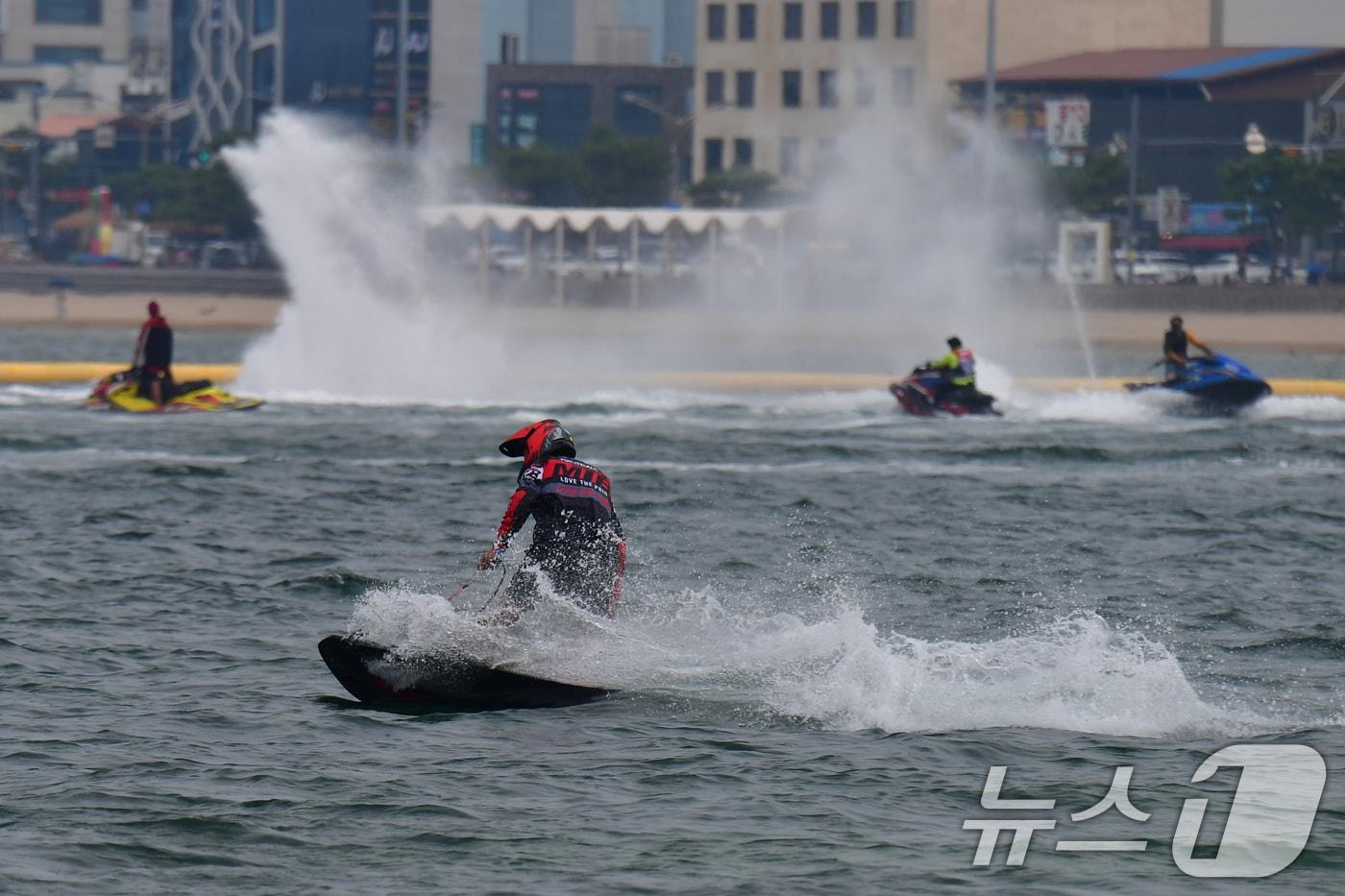 8월의 마지막 날인 31일 오후 경북 포항시 북구 영일대해수욕장에서 제트보드 회원들이 물살을 가르고 있다. 2025.8.31/뉴스1 ⓒ News1 최창호 기자