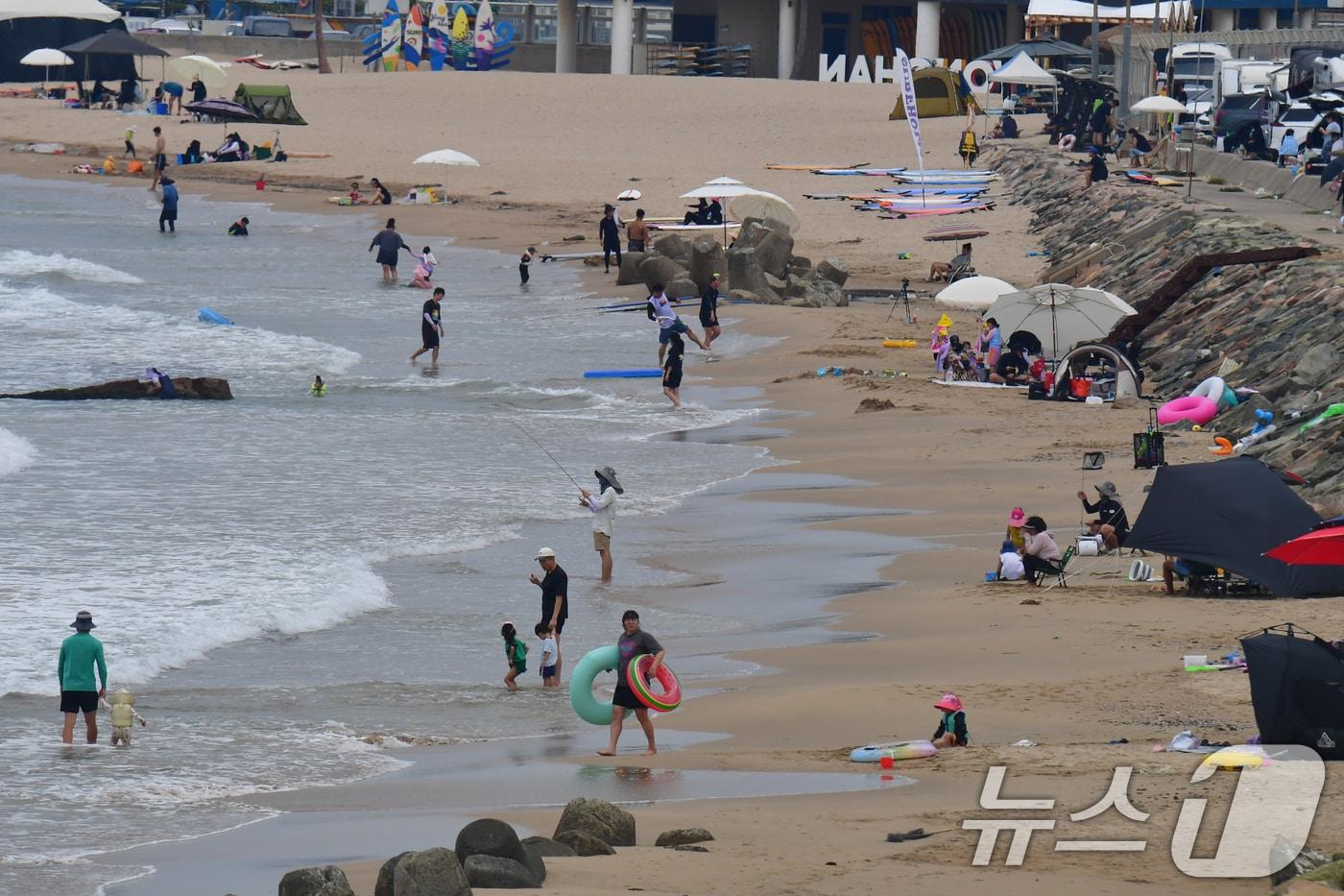 8월의 마지막 날인 31일 오후 경북 포항시 북구 흥해읍 용한리 해수욕장에서 관광객들이 더위를 식히고 있다. 2025.8.31/뉴스1 ⓒ News1 최창호 기자