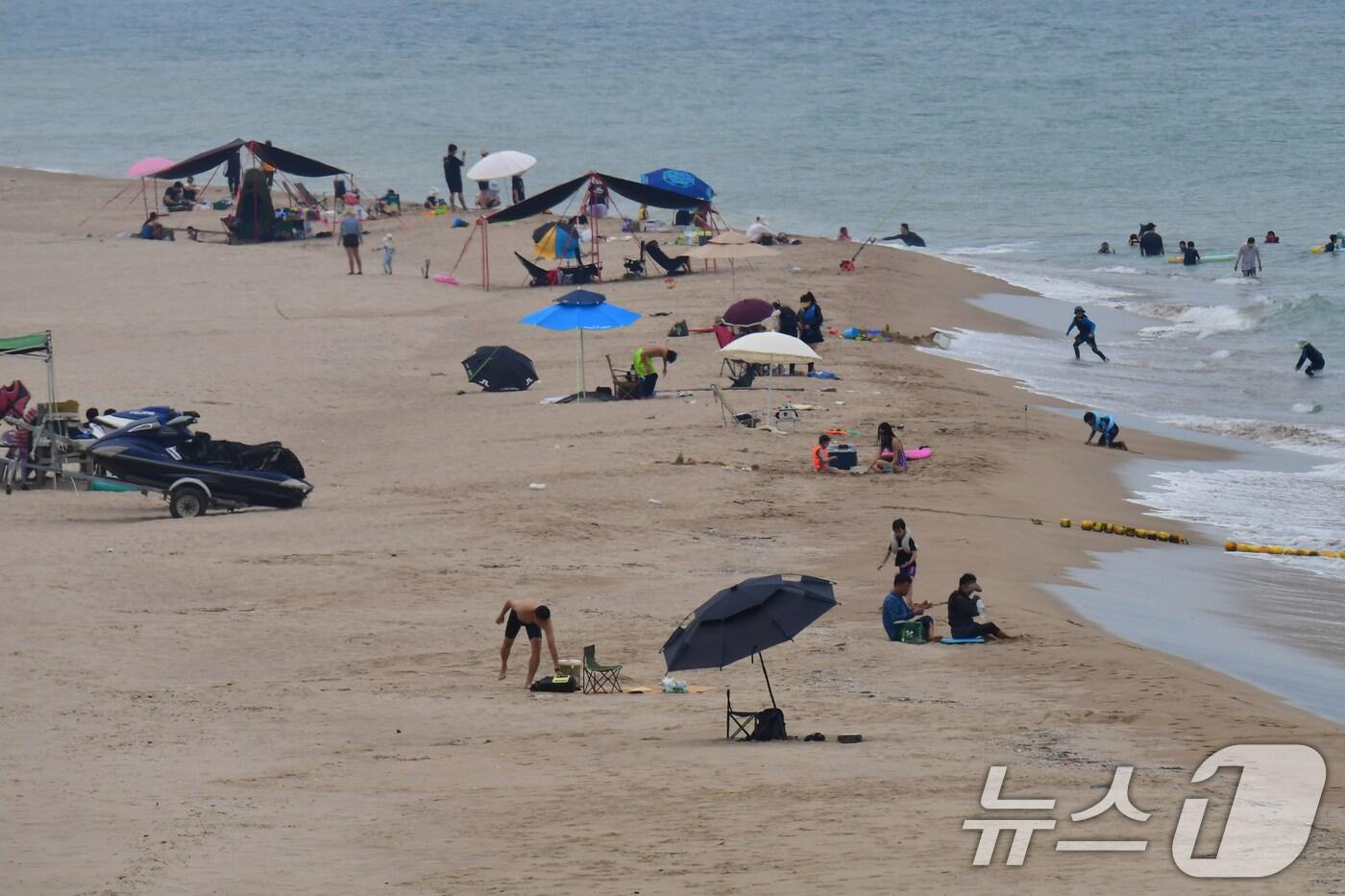 경북 포항시 북구 흥해읍 용한리 해수욕장에서 관광객들이 더위를 식히고 있다. 2025.8.31/뉴스1 ⓒ News1 최창호 기자