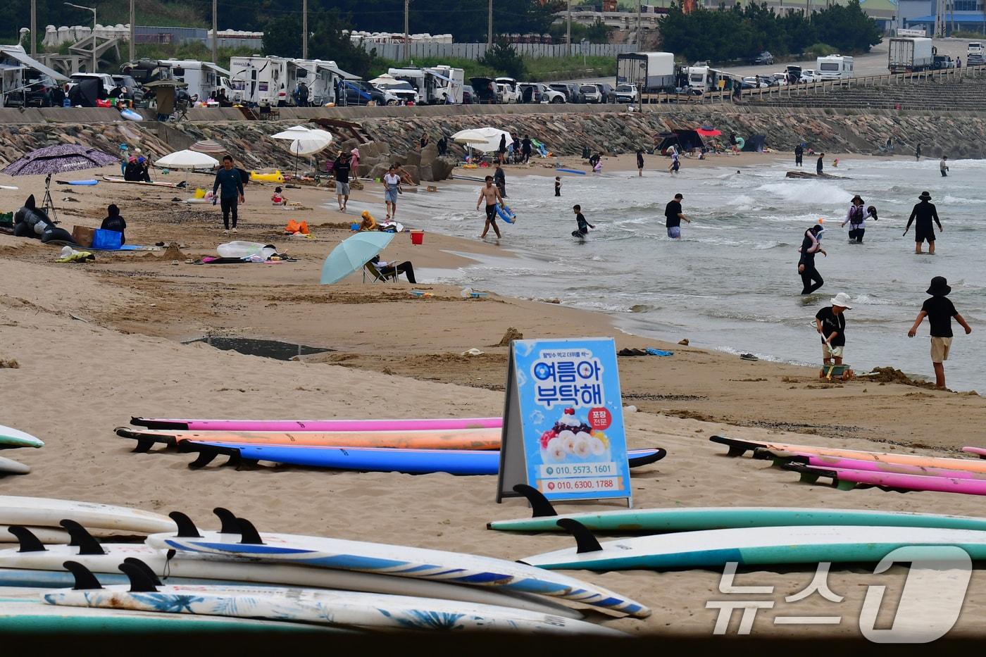 8월의 마지막 날인 31일 오후 경북 포항시 북구 흥해읍 용한리 해수욕장에서 관광객들이 더위를 식히고 있다. 2025.8.31/뉴스1 ⓒ News1 최창호 기자