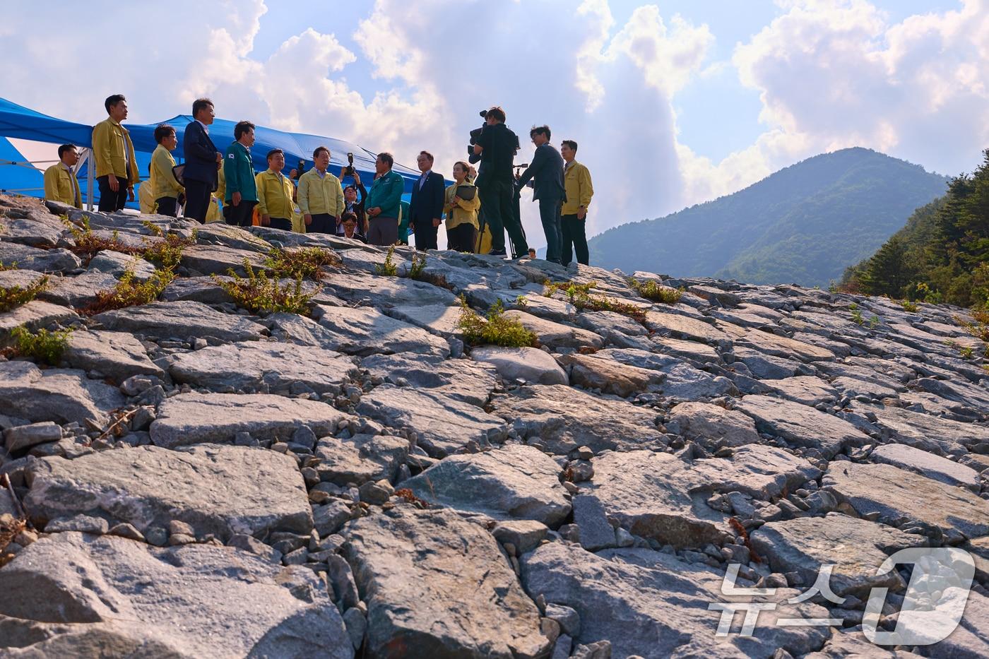 이재명 대통령이 강원 강릉시 성산면 오봉저수지를 방문해 가뭄 피해 상황 등을 점검하고 있다. &#40;이재명 대통령 사회관계망. 재판매 및 DB 금지&#41; 2025.8.31/뉴스1 ⓒ News1 허경 기자