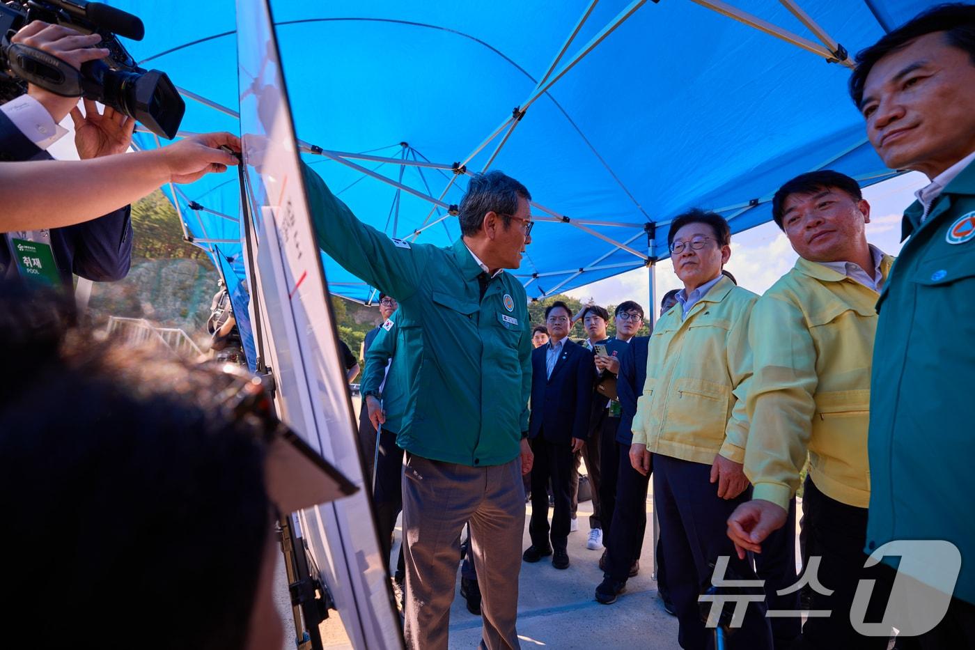 이재명 대통령이 지난 8월30일 강원 강릉시 성산면 오봉저수지를 방문해 가뭄 피해 상황 등을 점검하는 모습. &#40;이재명 대통령 SNS. 재판매 및 DB 금지&#41; 2025.8.31/뉴스1 ⓒ News1 허경 기자