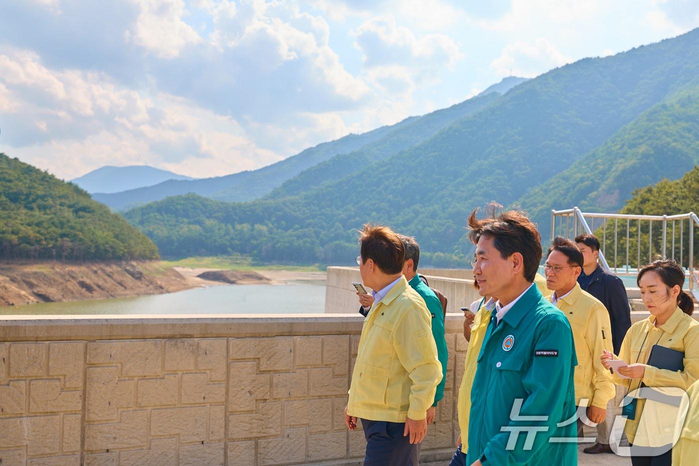 이재명 대통령이 지난 30일 강원 강릉시 성산면 오봉저수지를 방문해 가뭄 피해 상황 등을 점검하고 있다. &#40;이재명 대통령 SNS. 재판매 및 DB 금지&#41; 2025.8.31/뉴스1 ⓒ News1 허경 기자