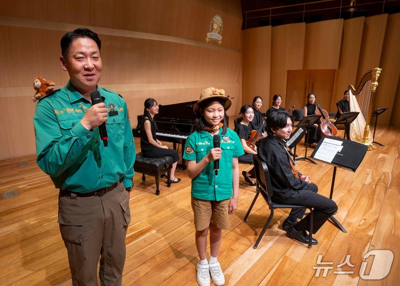 본문 이미지 - 에버랜드 주키퍼와 함께한 '클래식 사파리'의 모습 (에버랜드 제공)