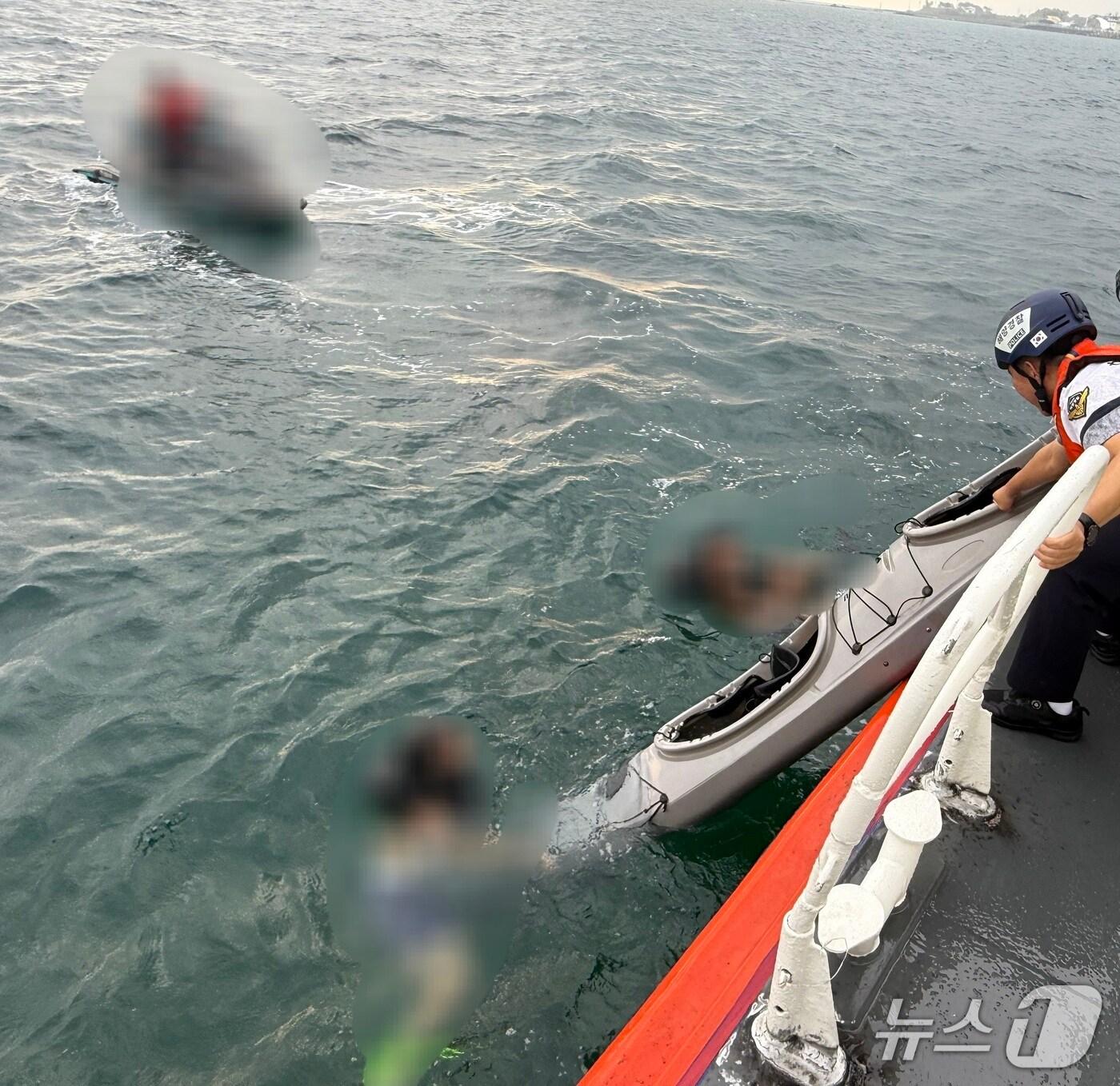 본문 이미지 - 지난 30일 제주시 한림읍 앞바다에서 수상레저활동 중 파도에 떠밀려 표류한 2명이 구조되고 있다.&#40;제주해양경찰서 제공. 재판매 및 DB 금지&#41;