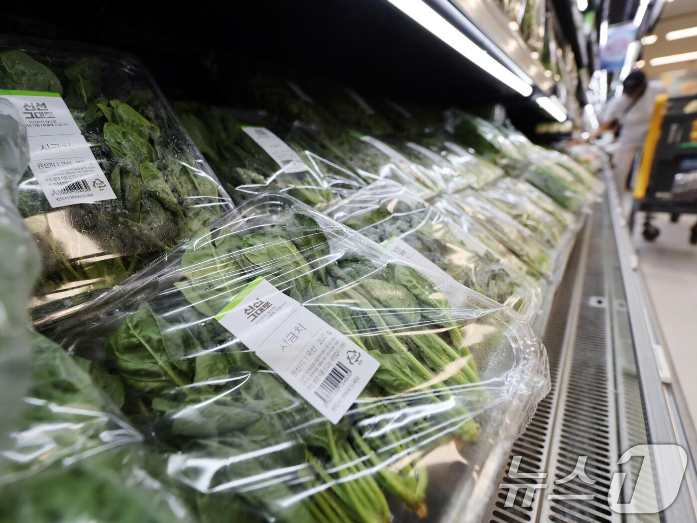 본문 이미지 - 지난달 31일 서울 시내 한 마트에서 시민들이 장을 보고 있다. &#40;자료사진&#41; /뉴스1 ⓒ News1 황기선 기자