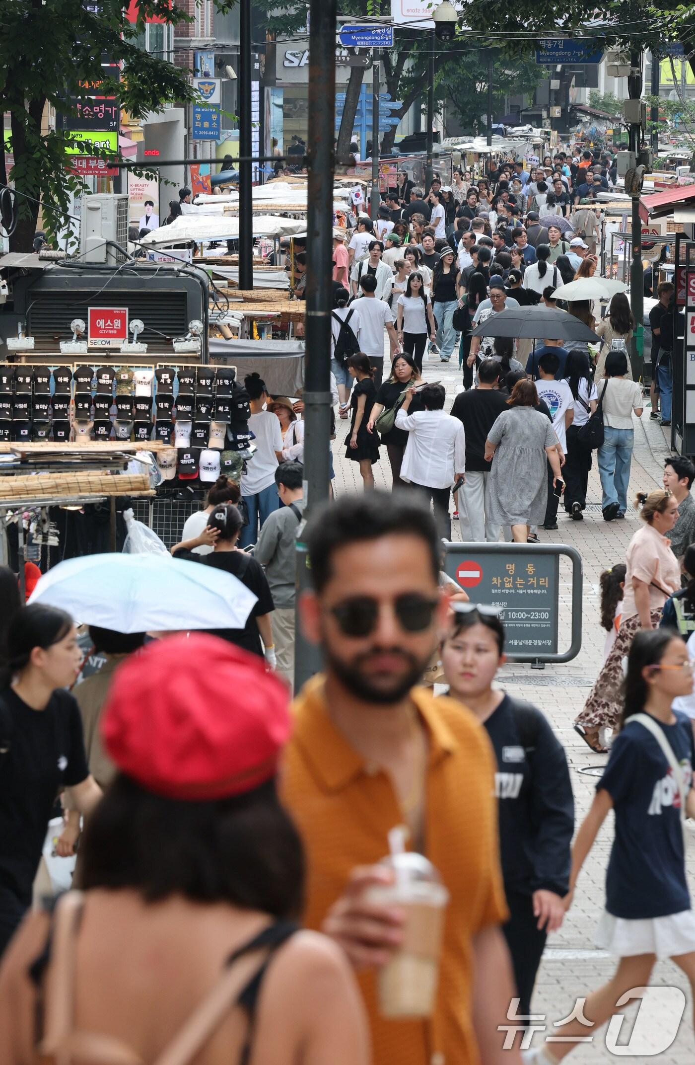 본문 이미지 - 지난 8월 31일 서울 중구 명동거리가 외국인 관광객과 시민들로 붐비고 있다. 2025.8.31/뉴스1 ⓒ News1 이광호 기자