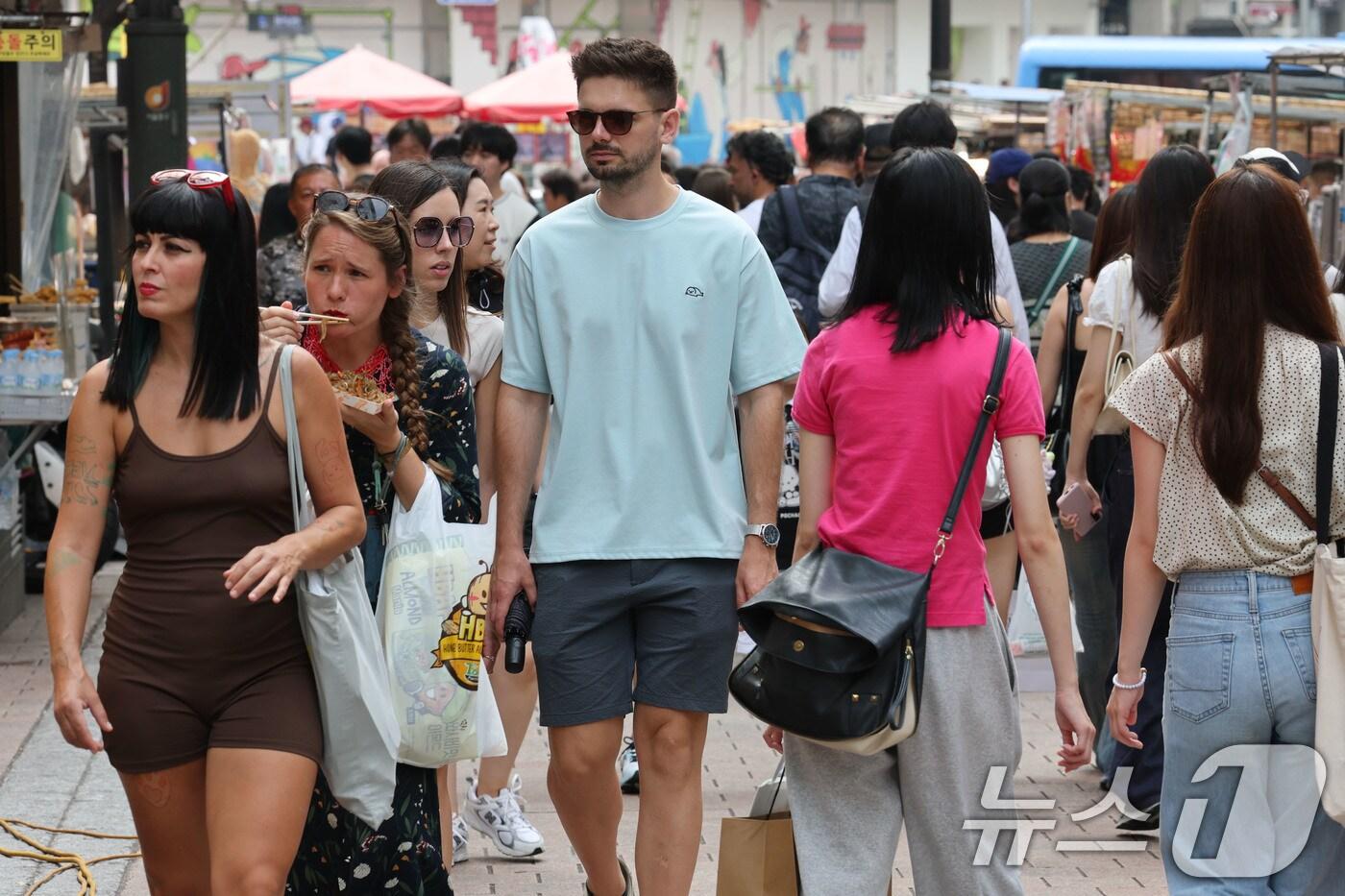 지난 8월 31일 서울 중구 명동거리가 외국인 관광객과 시민들로 붐비고 있다.  2025.8.31/뉴스1 (사진은 본 기사와 무관) ⓒ News1 이광호 기자