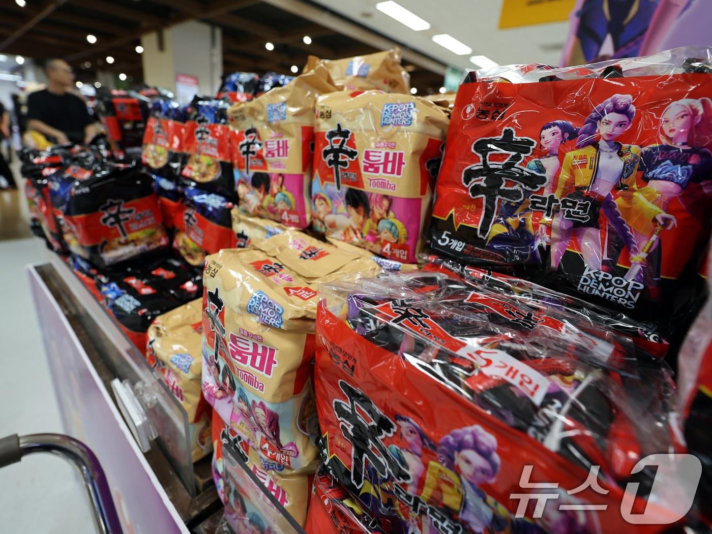 본문 이미지 - 서울 시내 한 마트에 농심과 넷플릭스가 협업한 '케이팝 데몬 헌터스' 스페셜 제품이 진열돼 있다. 2025.8.31/뉴스1 ⓒ News1 황기선 기자