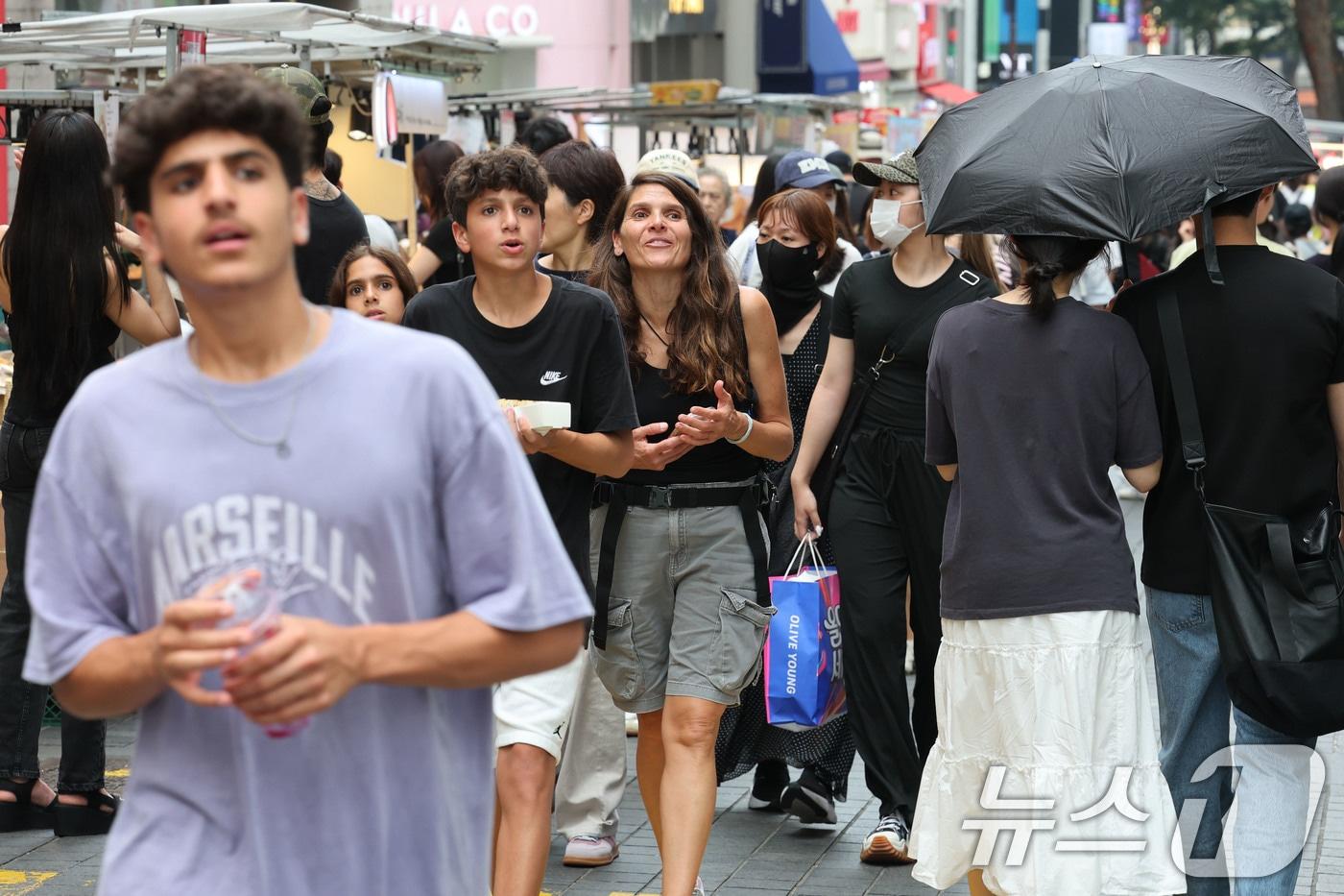 31일 서울 중구 명동거리가 외국인 관광객과 시민들로 붐비고 있다. 2025.8.31/뉴스1 ⓒ News1 이광호 기자