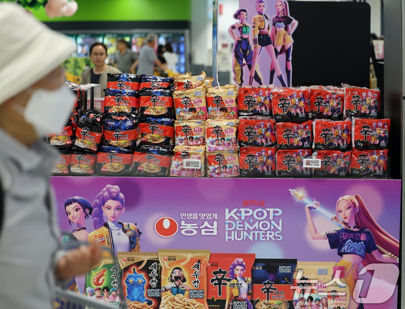 본문 이미지 - 지난달 31일 서울 시내 한 마트에 농심과 넷플릭스가 협업한 '케이팝 데몬 헌터스' 스페셜 제품이 진열돼 있다. 농심은 대표적인 제품인 신라면과 새우깡 등에는 루미, 미라 조이, 사자보이즈 등 '케데헌' 캐릭터들의 얼굴이 들어간 제품을 한정 출시했다. 2025.8.31/뉴스1 ⓒ News1 황기선 기자