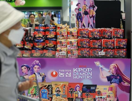 본문 이미지 - 서울 시내 한 마트에 농심과 넷플릭스가 협업한 &#39;케이팝 데몬 헌터스&#39; 스페셜 제품이 진열돼 있다.  2025.8.31/뉴스1 ⓒ News1 황기선 기자