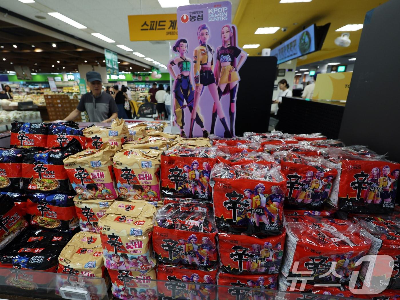 본문 이미지 - 31일 서울 시내 한 마트에 농심과 넷플릭스가 협업한 '케이팝 데몬 헌터스' 스페셜 제품이 진열돼 있다. 농심은 대표적인 제품인 신라면과 새우깡 등에는 루미, 미라 조이, 사자보이즈 등 '케데헌' 캐릭터들의 얼굴이 들어간 제품을 한정 출시했다. 2025.8.31/뉴스1 ⓒ News1 황기선 기자