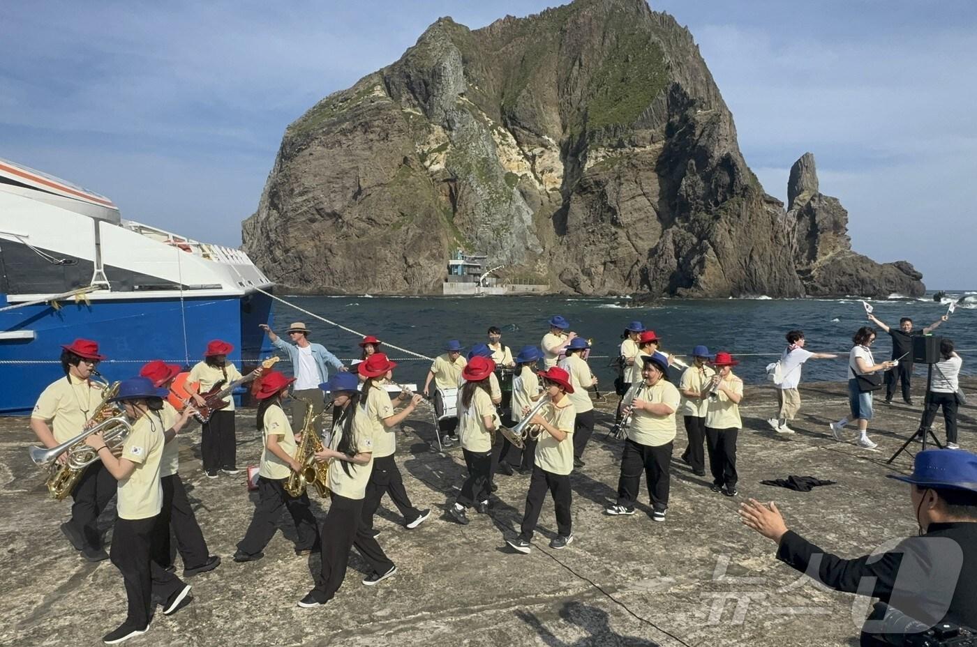대구 불로중학교는 31일 교내 마칭밴드팀 ‘에로이카’가 광복 80주년을 맞아 독도에서 기념 공연을 열었다. (불로중 제공,재판매 및 DB 금지)/뉴스1