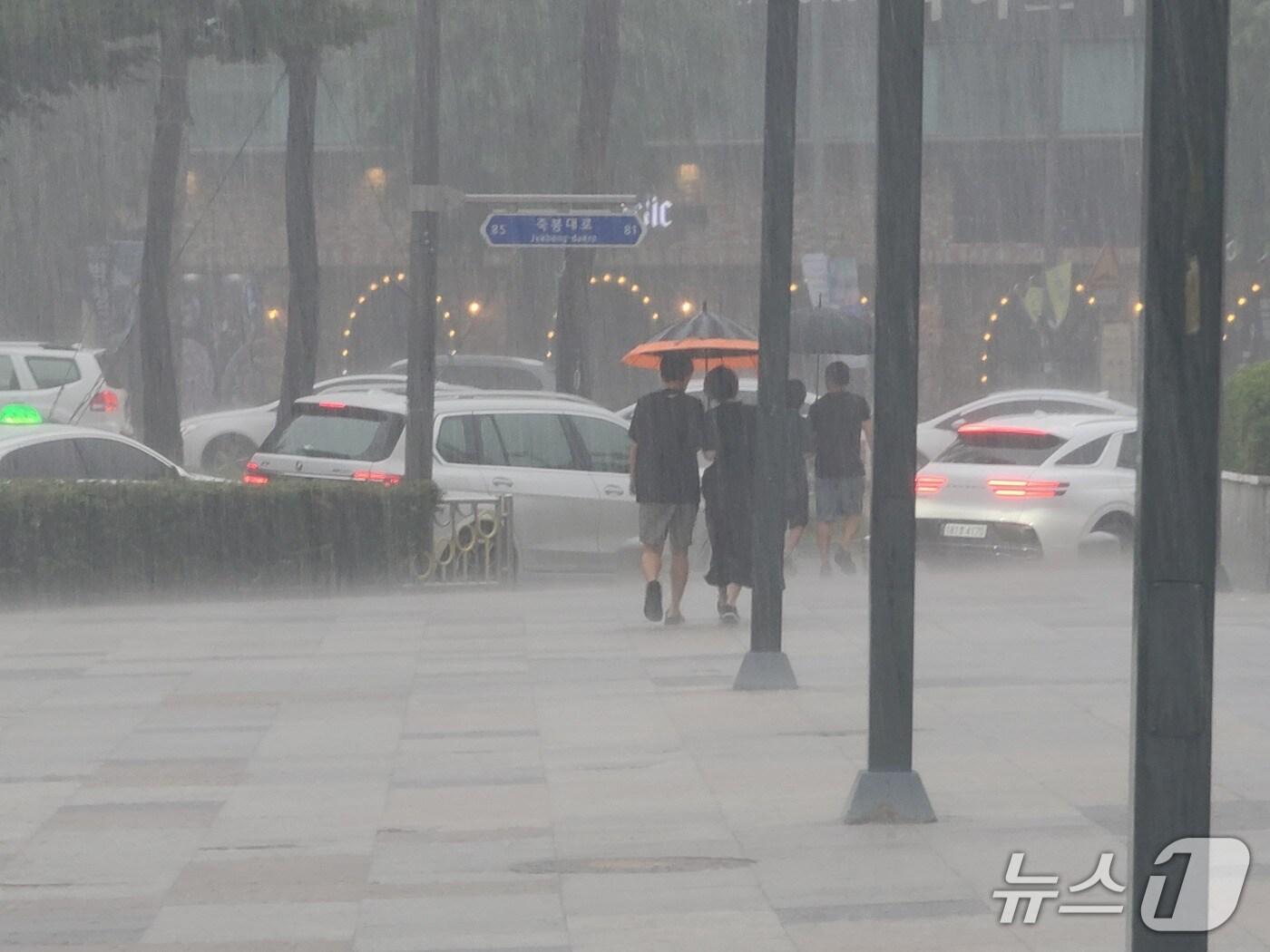 본문 이미지 - 광주에 시간당 30㎜의 소나기가 쏟아진 31일 시민들이 우산을 쓰고 빗길을 걸어가고 있다. 2025.8.31/뉴스1