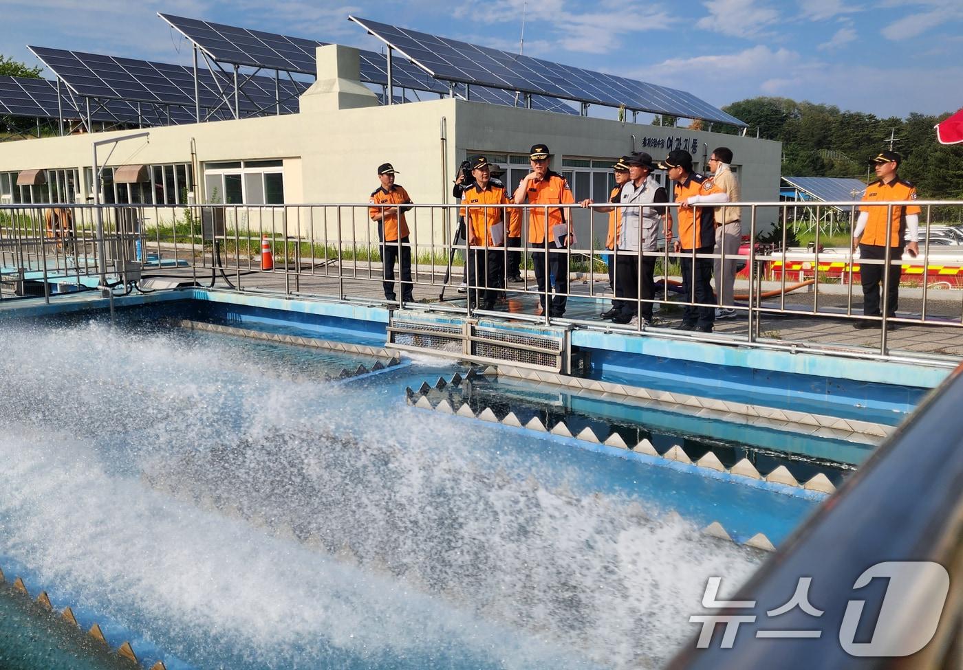 이영팔 소방청 차장이 31일 강원 강릉시 홍제정수장을 찾아 소방차 급수지원 상황을 살펴보고 있다. (소방청 제공. 재판매 및 DB 금지) 2025.8.31/뉴스1
