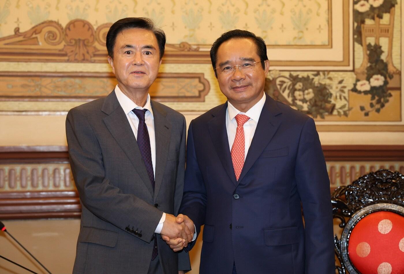 김태흠 지사(왼쪽)가 응우옌 반 득 베트남 호찌민시 인민위원장을 만나 악수를 나누는 모습.(충남도 제공. 재판매 및 DB금지)/뉴스1